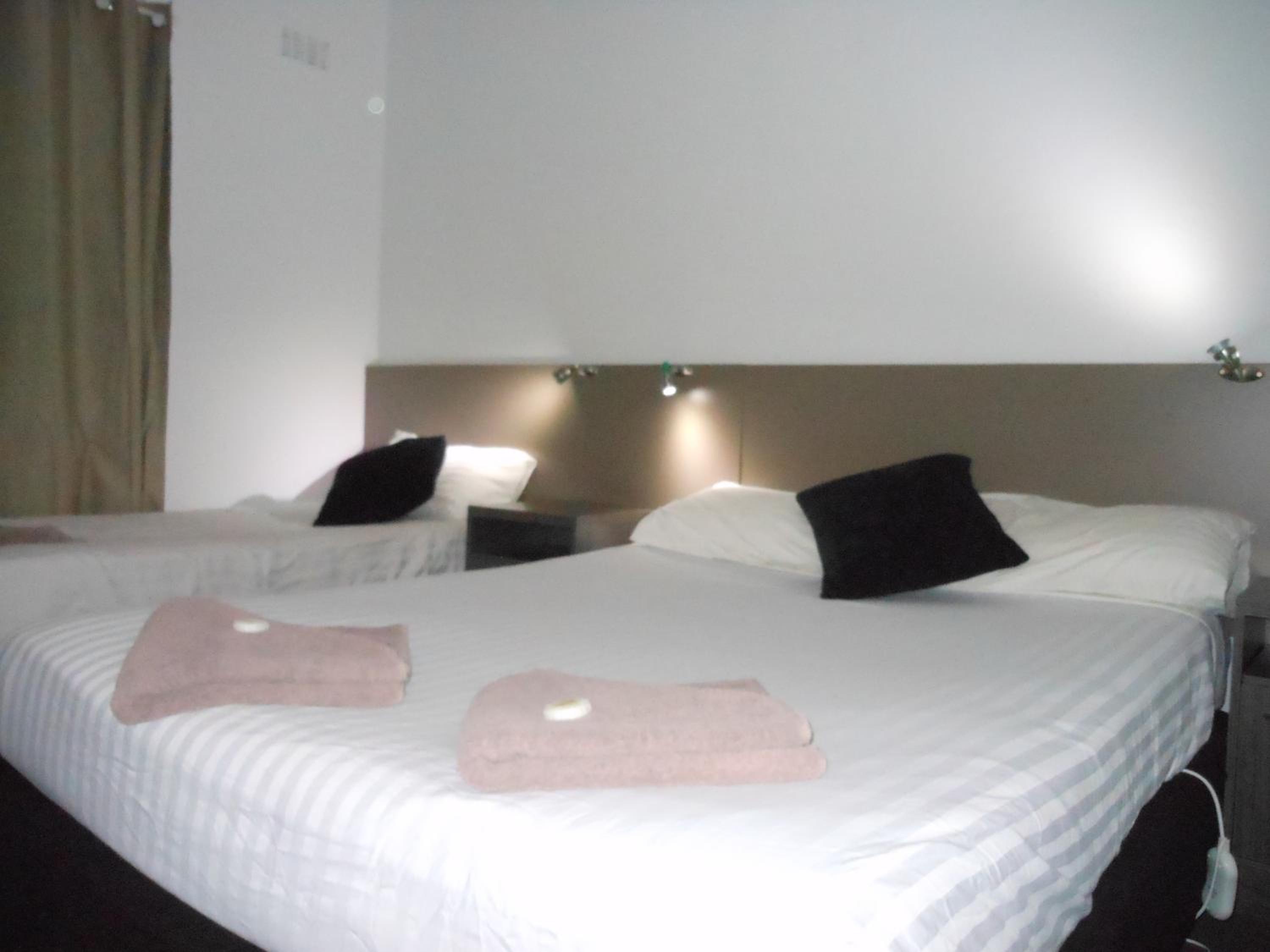 Twin Room - Photo 7