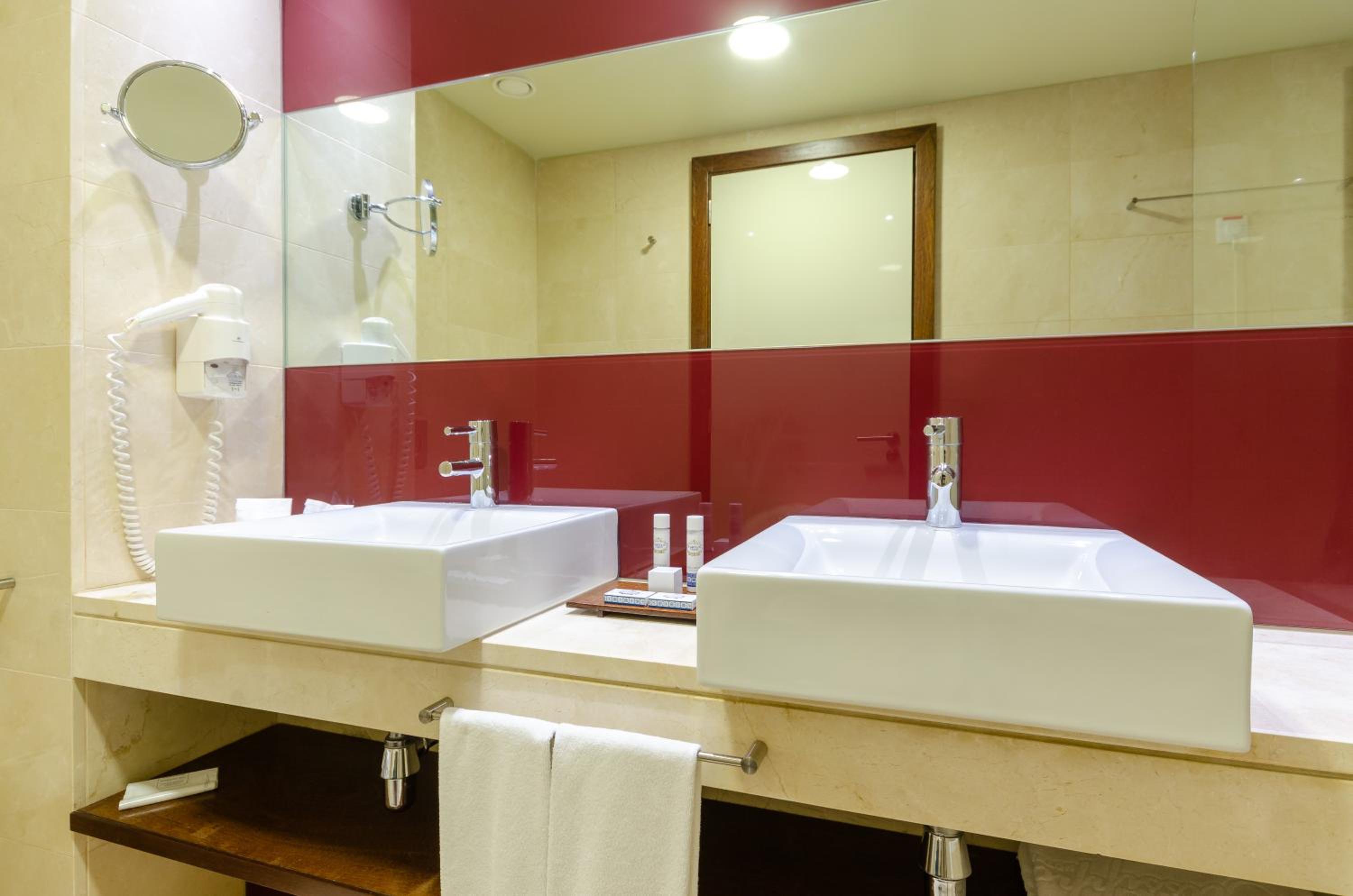 Double or Twin Room with Extra Bed (3 Adults) thumbnail 5