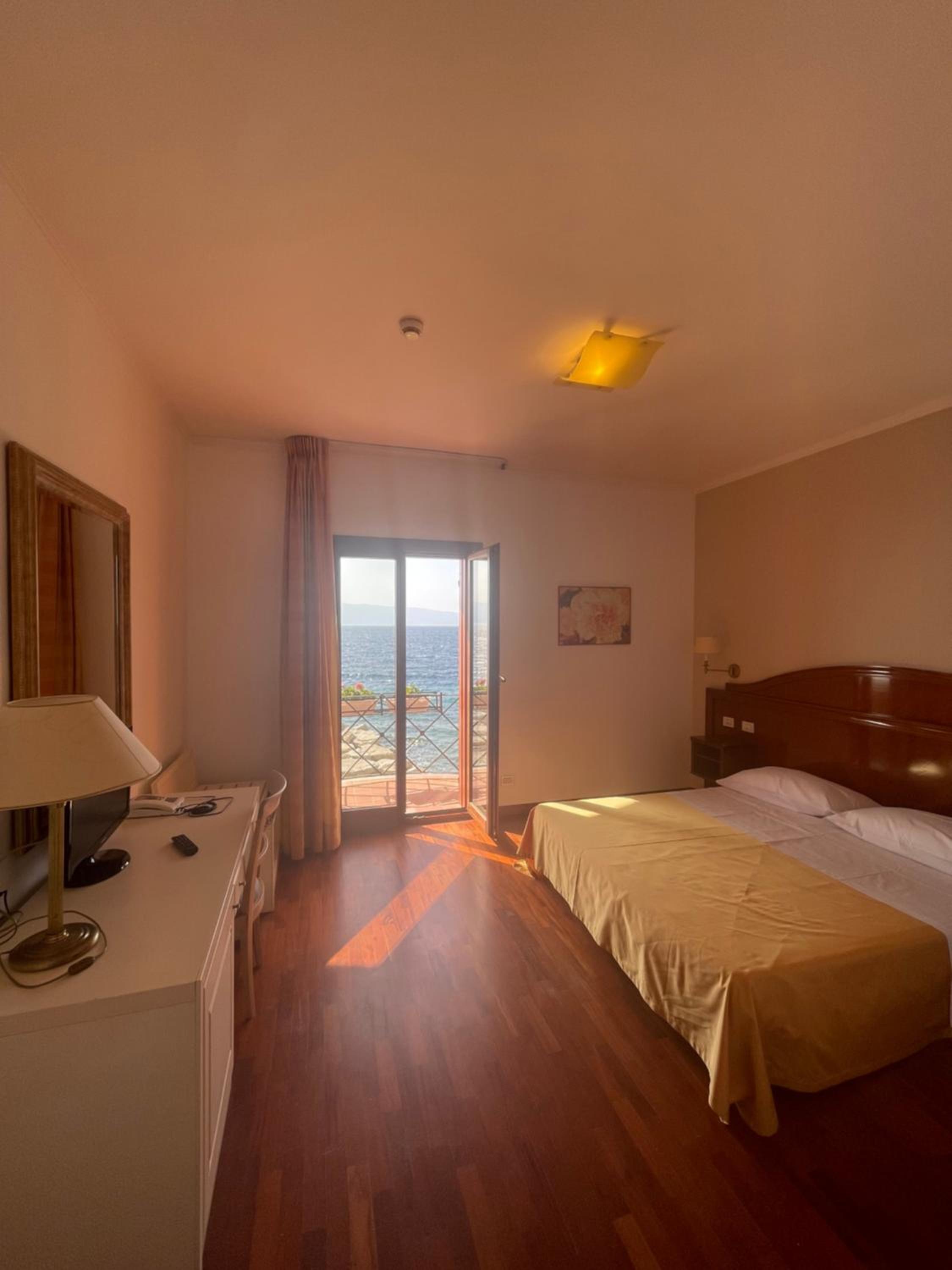 Double Room with Sea View - Photo 1