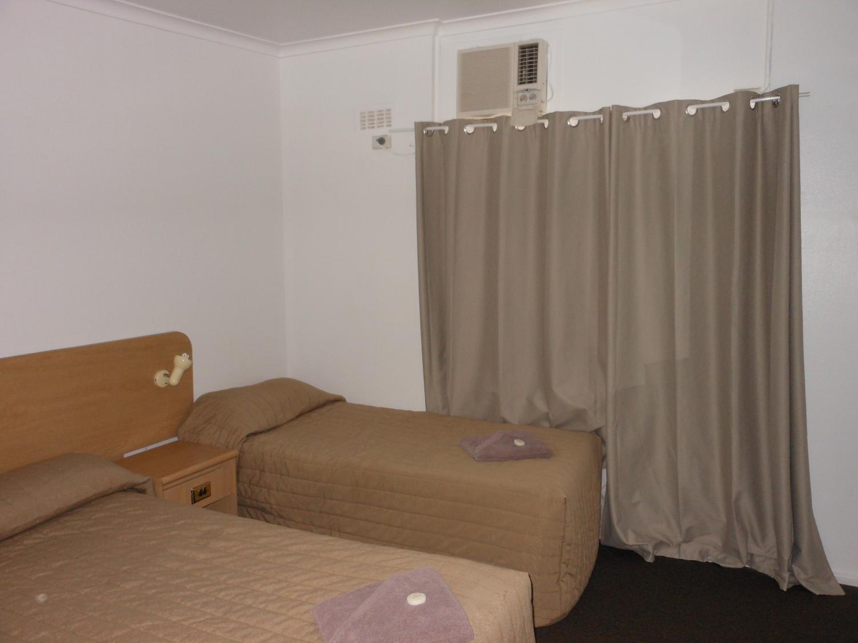 Twin Room - Photo 8