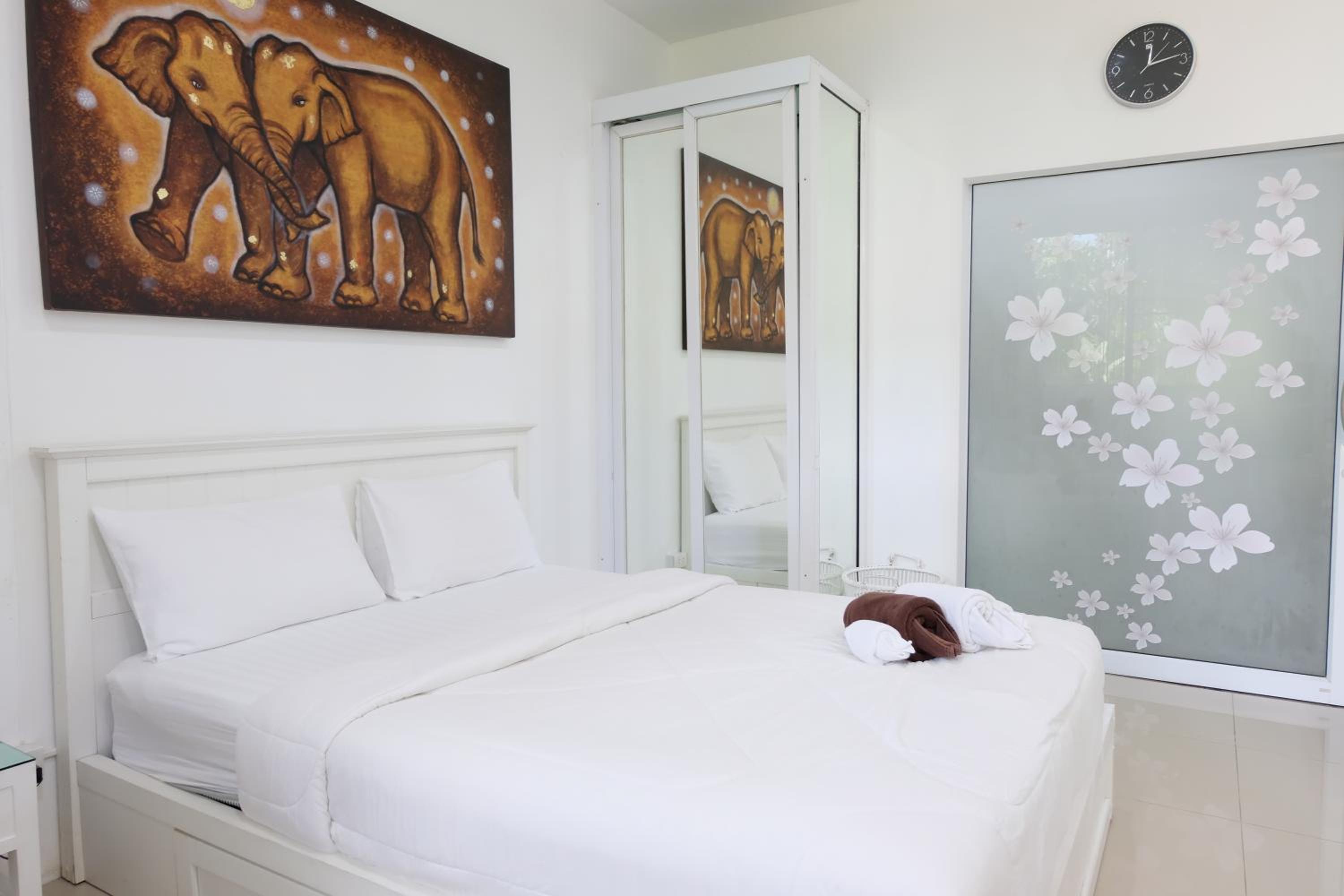 Deluxe King Room with Terrace - Photo 27