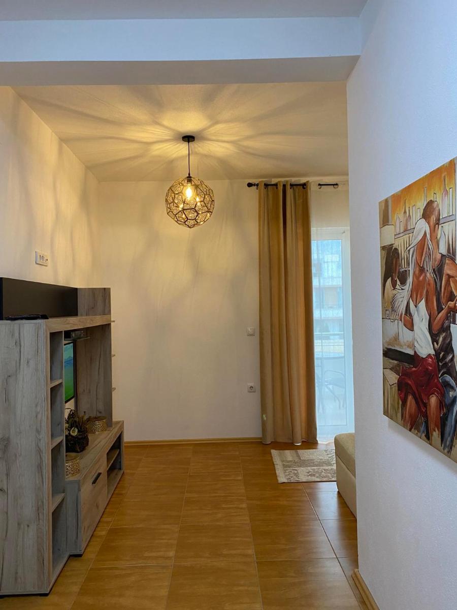 One-Bedroom Apartment photo 1