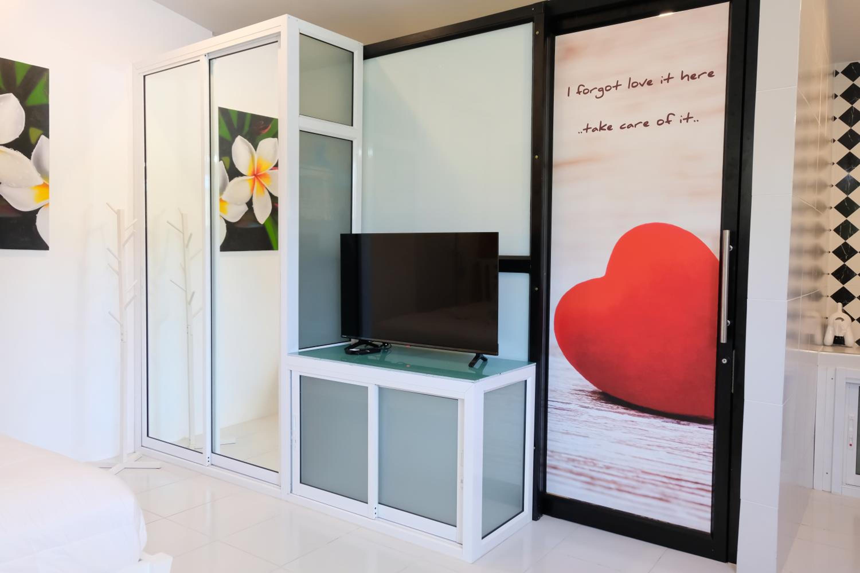 Deluxe Double Room with Balcony - Photo 20