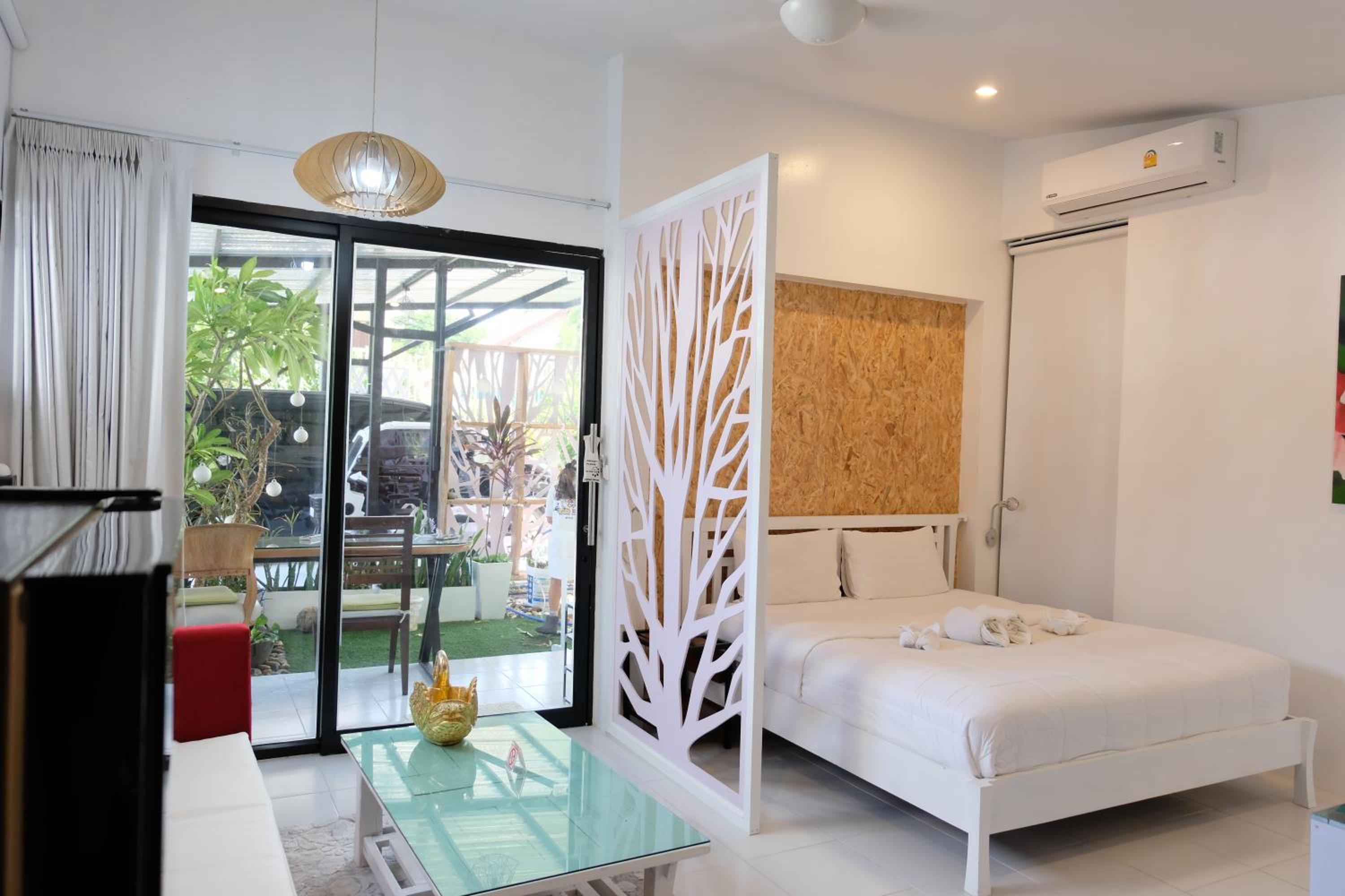 Deluxe Double Room with Balcony - Photo 25