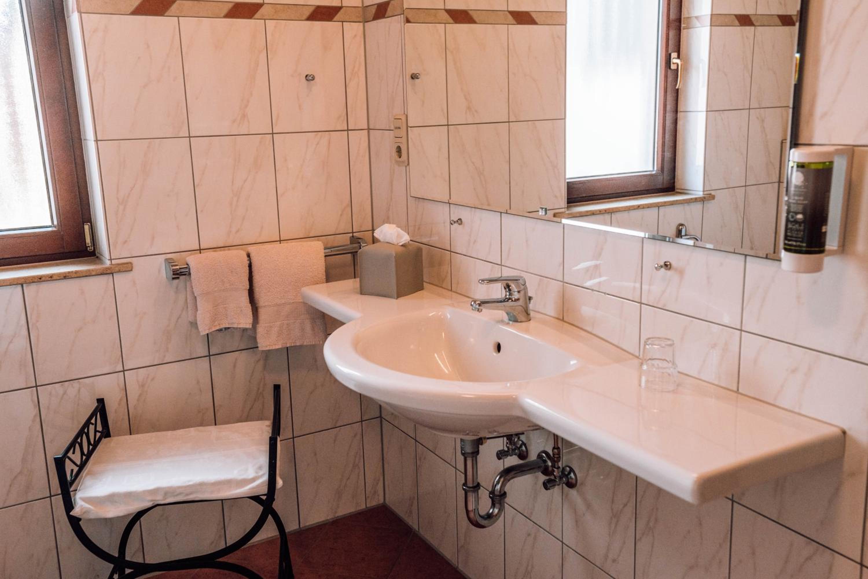 Double Room with Private Bathroom - Photo 4