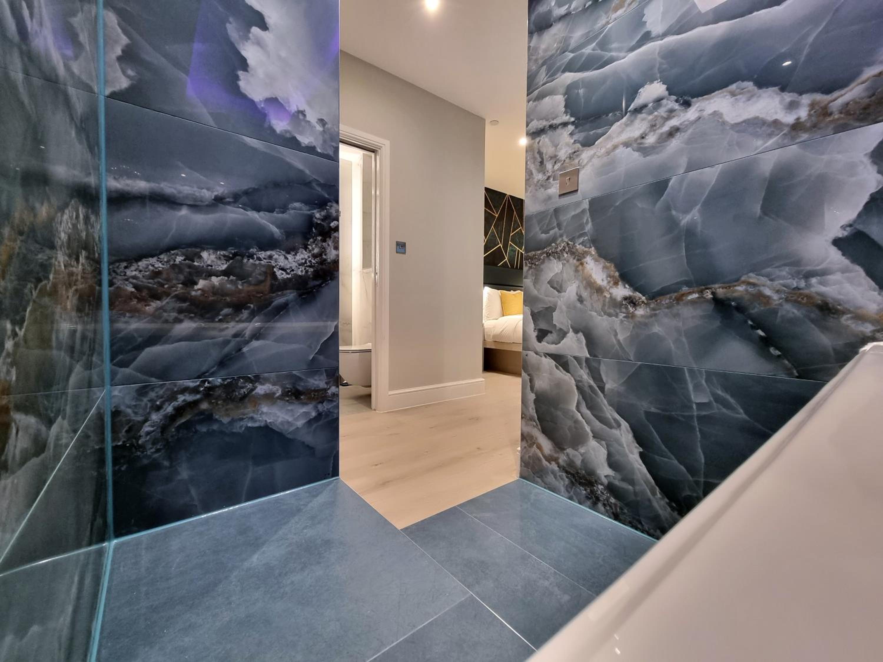 Signature Jacuzzi Suite photo 2