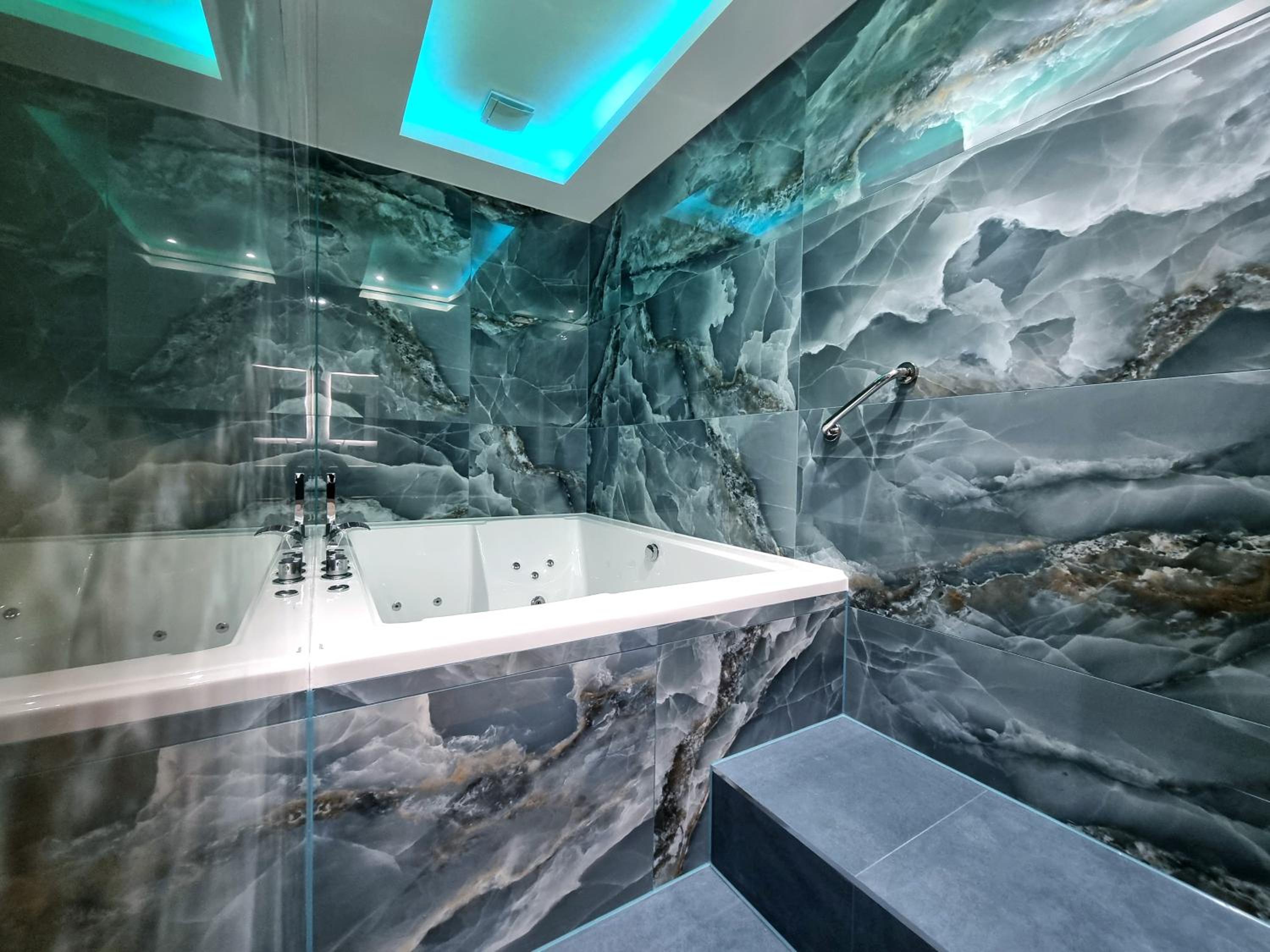 Signature Jacuzzi Suite photo 3