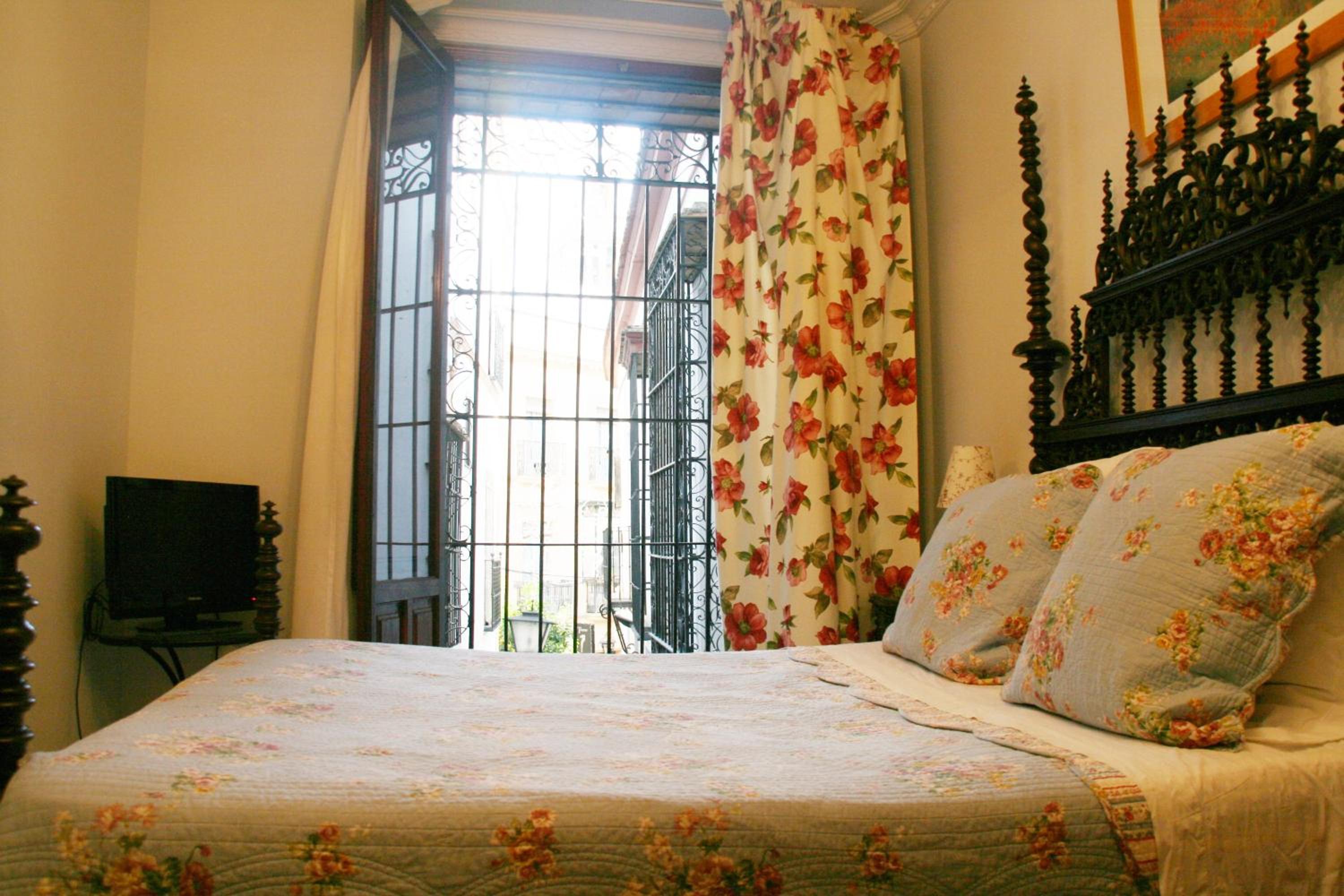 Double or Twin Room with View - Photo 1