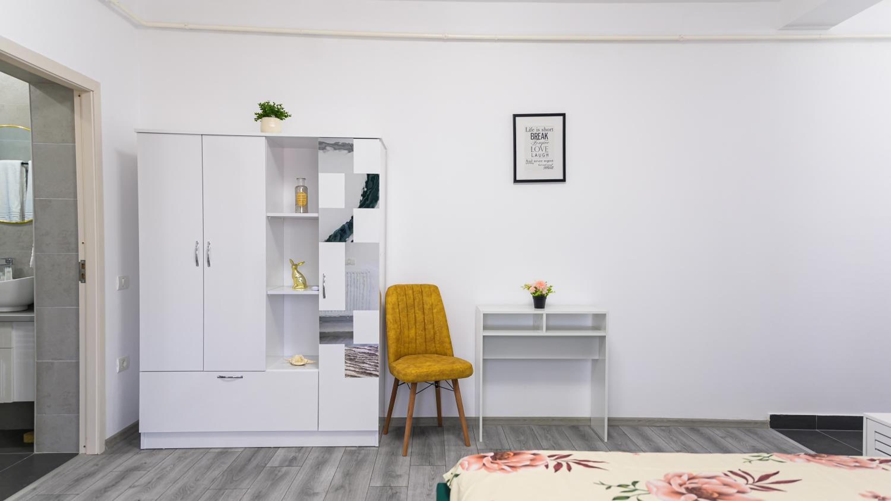 One-Bedroom Apartment photo 2