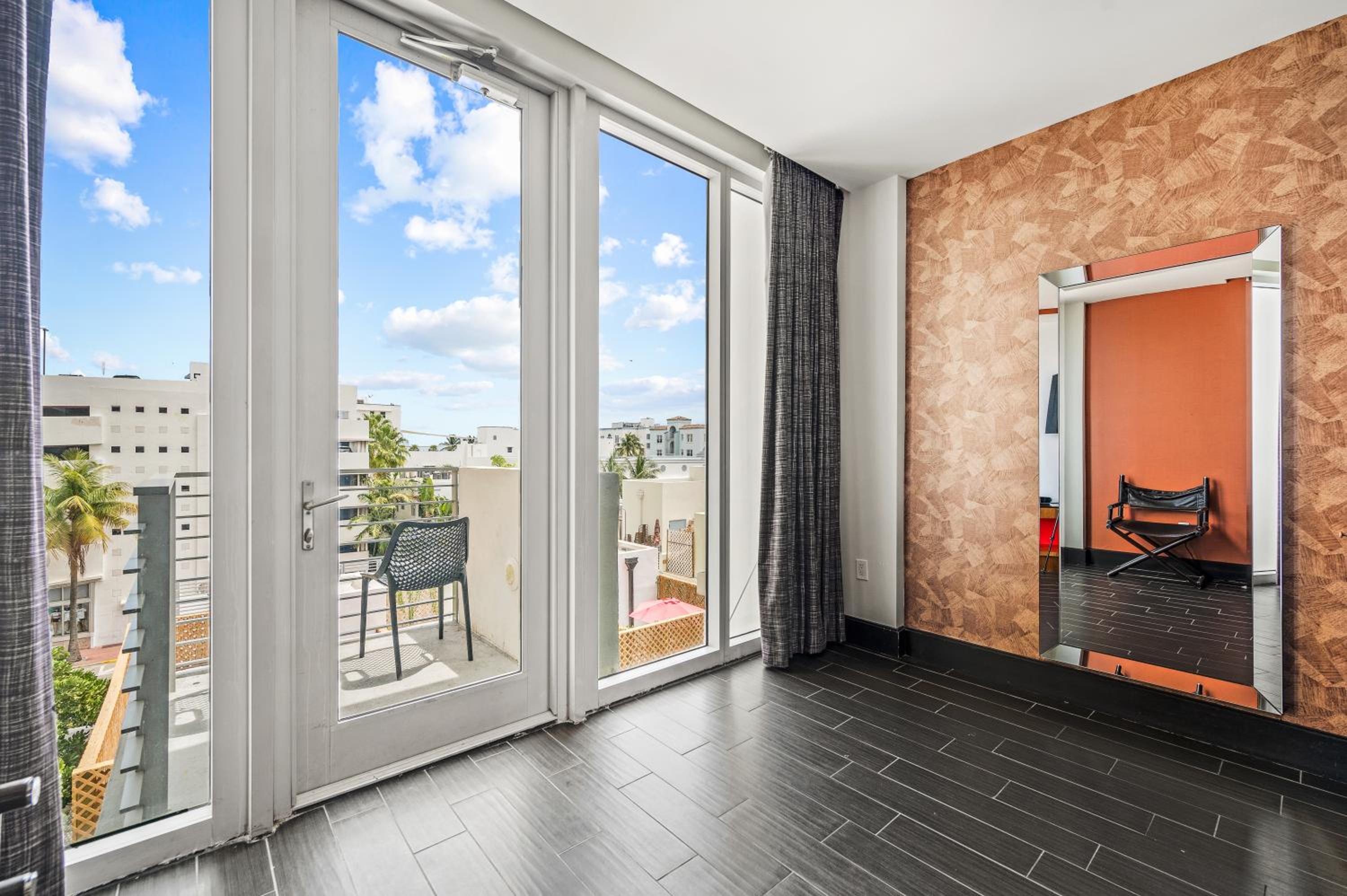 King Suite with Balcony ADA thumbnail 5