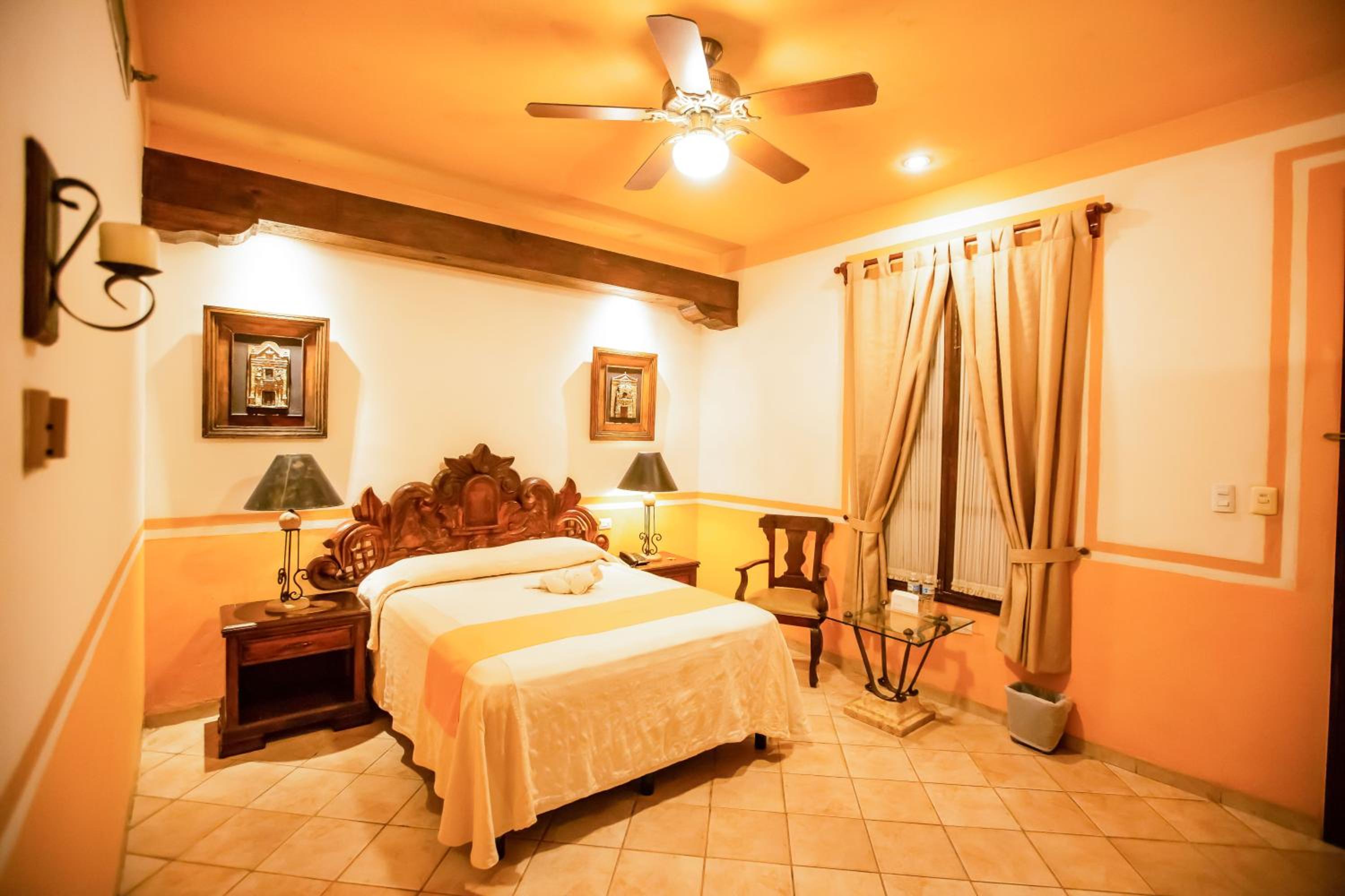 Standard Room with One Queen Bed - Photo 1