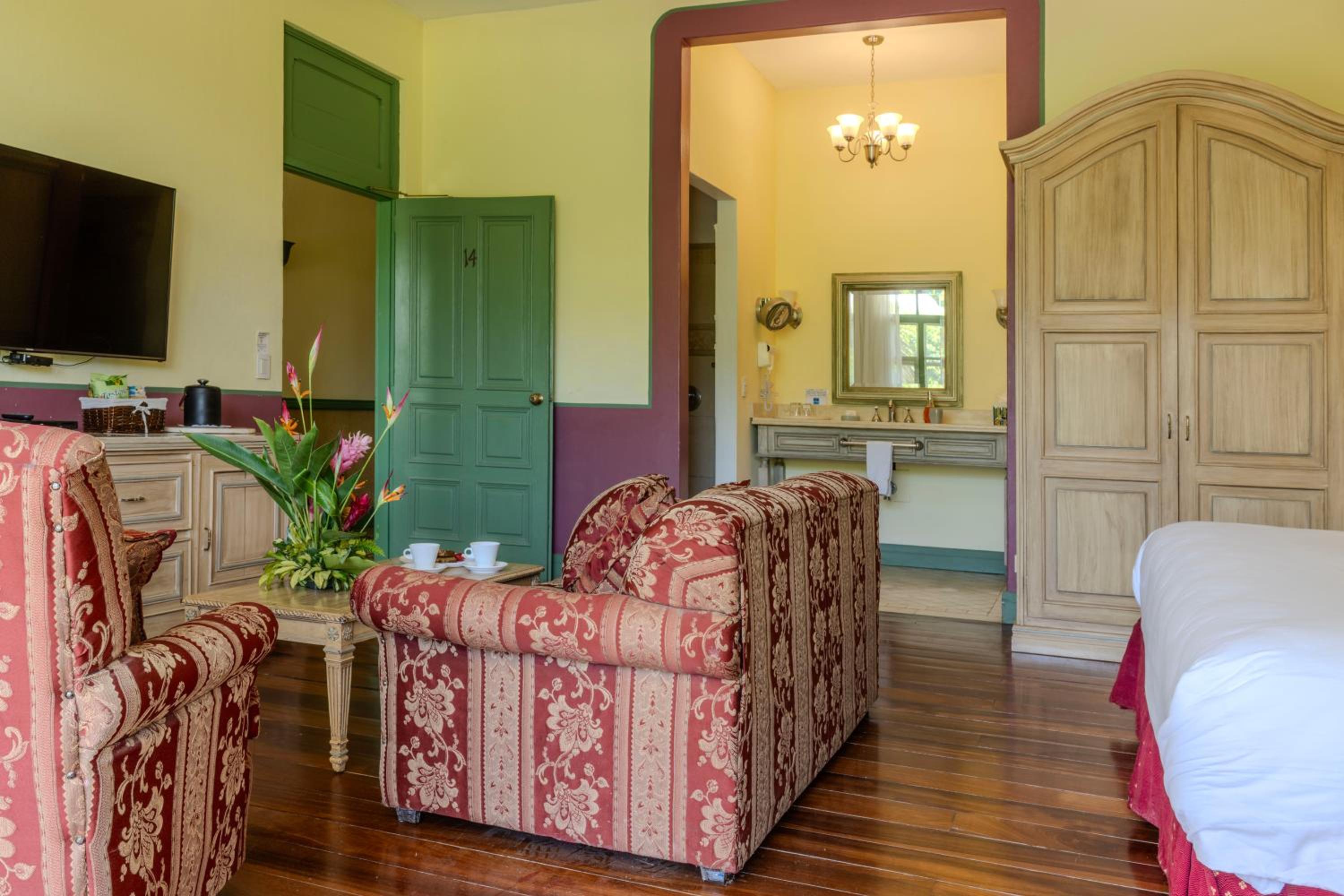 Suite - Photo 11