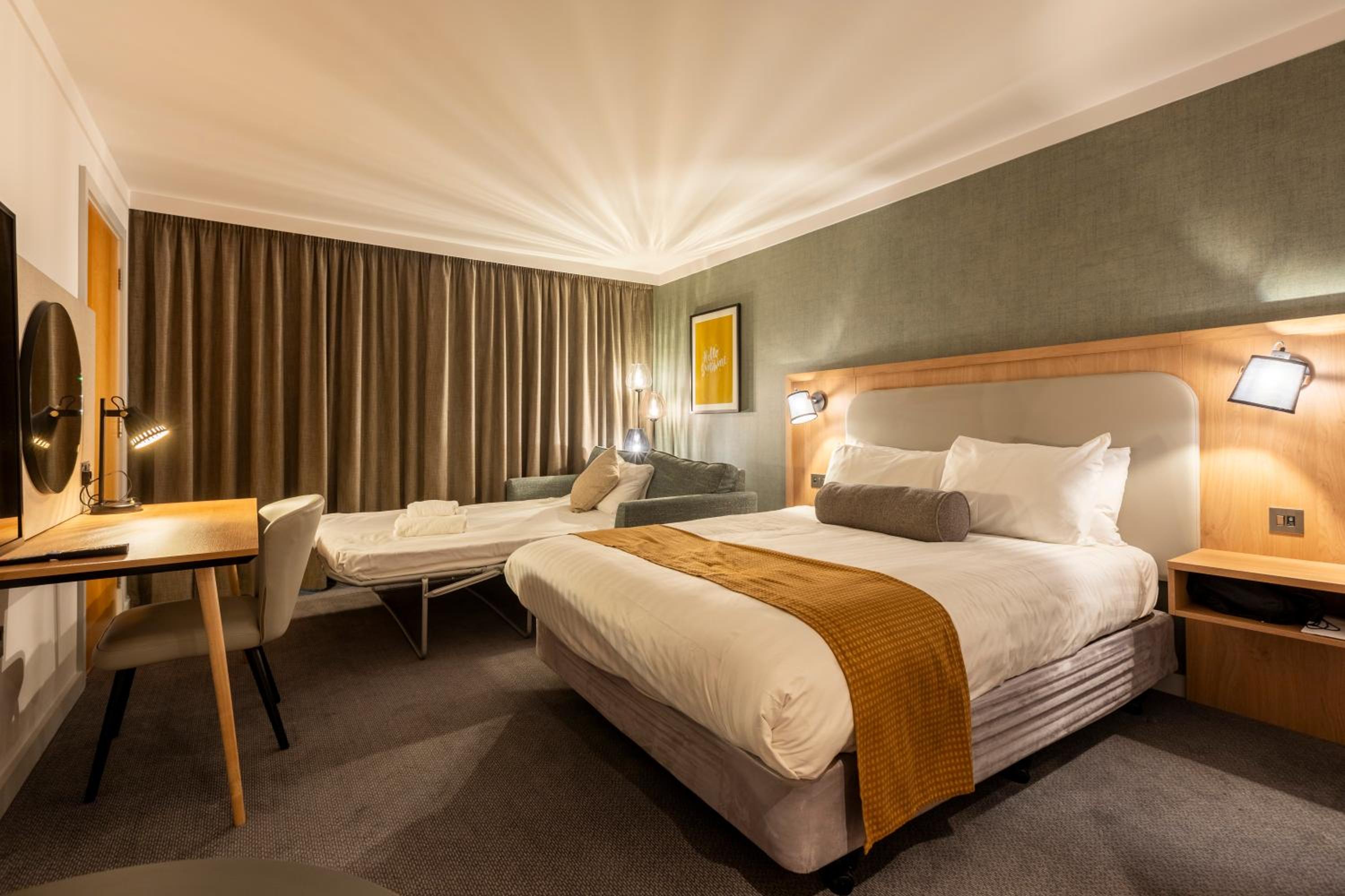 King Room with Sofa Bed - Photo 2