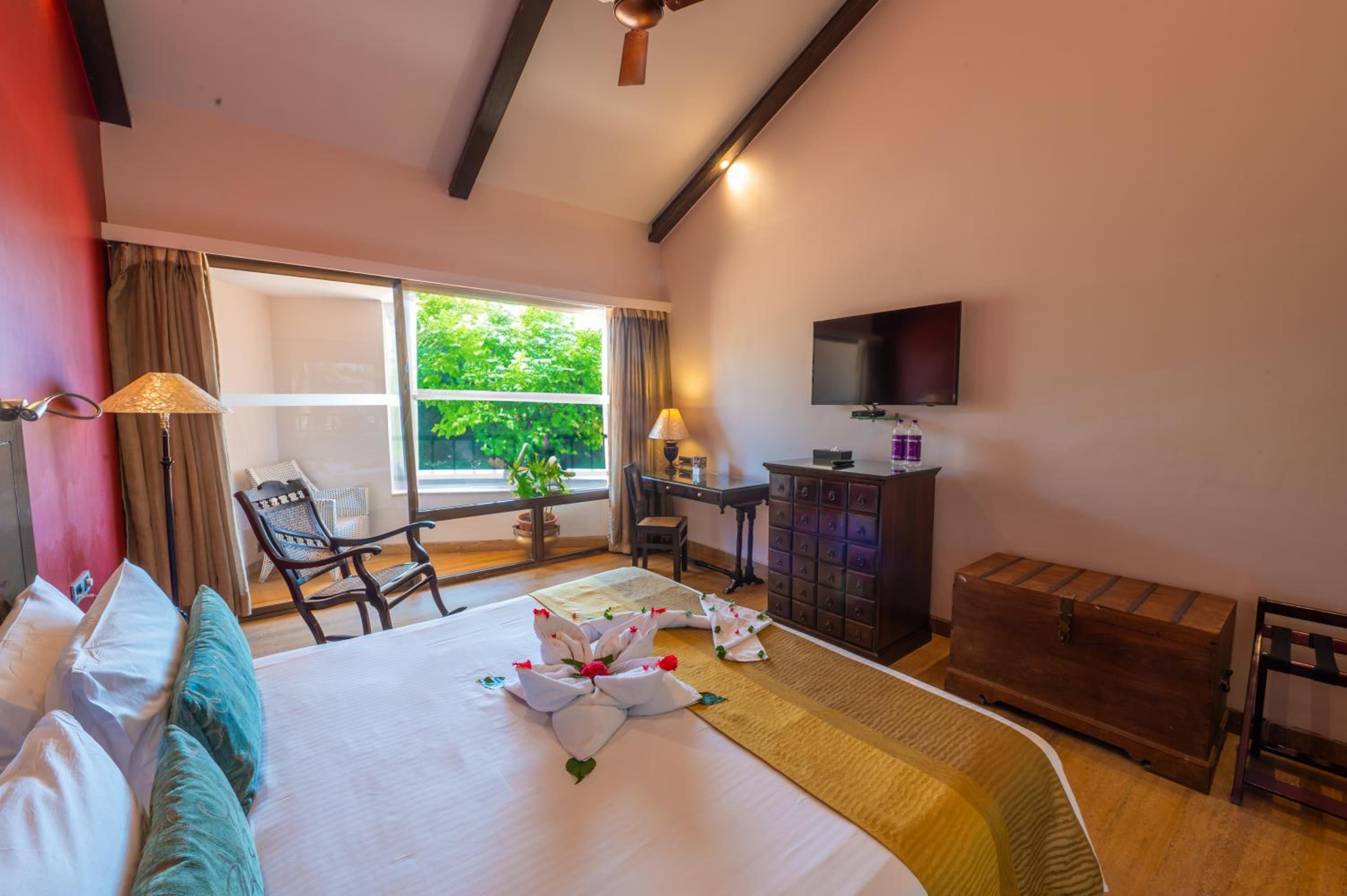 Deluxe Room king bed with balcony and bathtub  - Photo 8