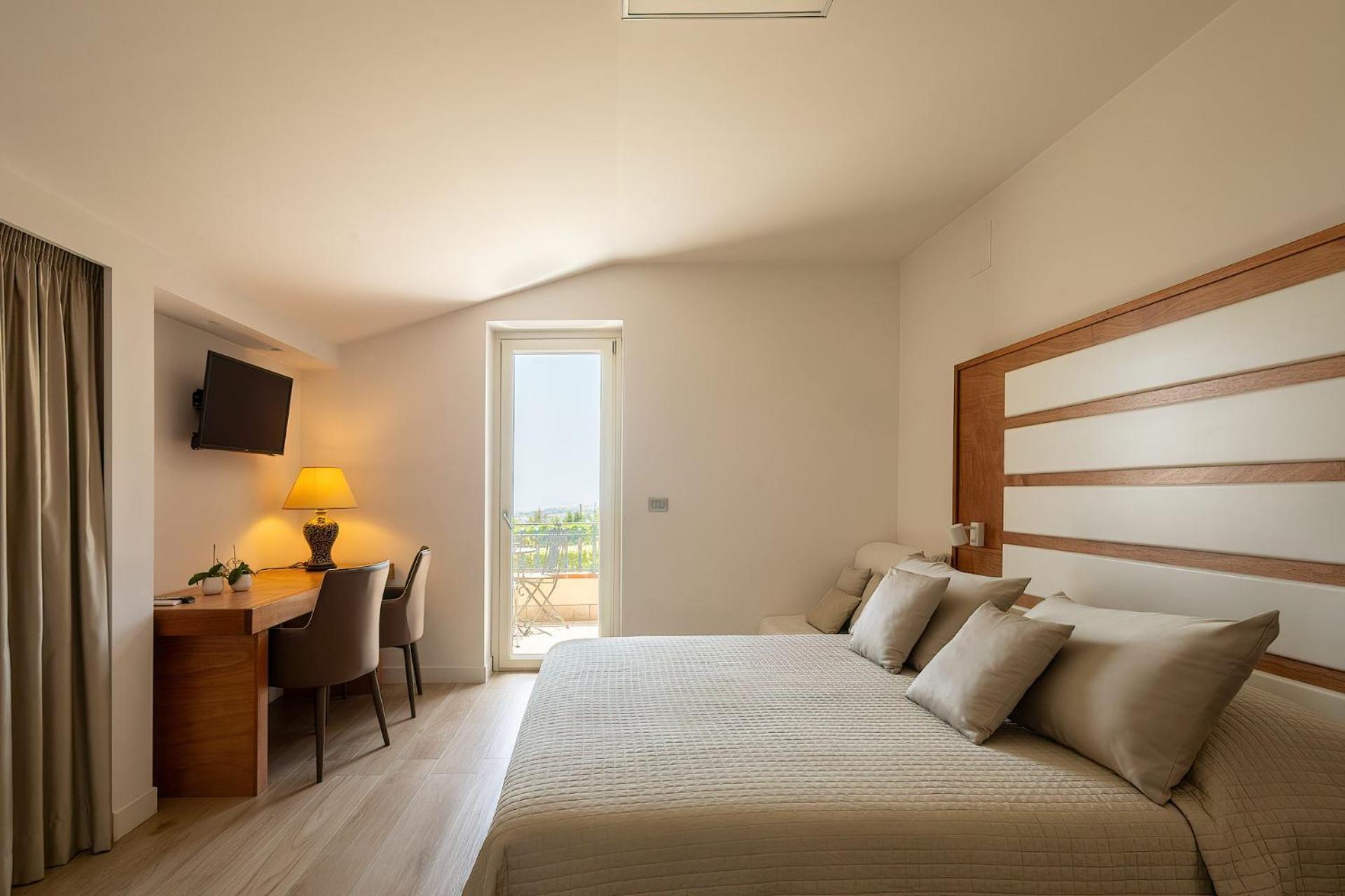Deluxe Double Room - Photo 9