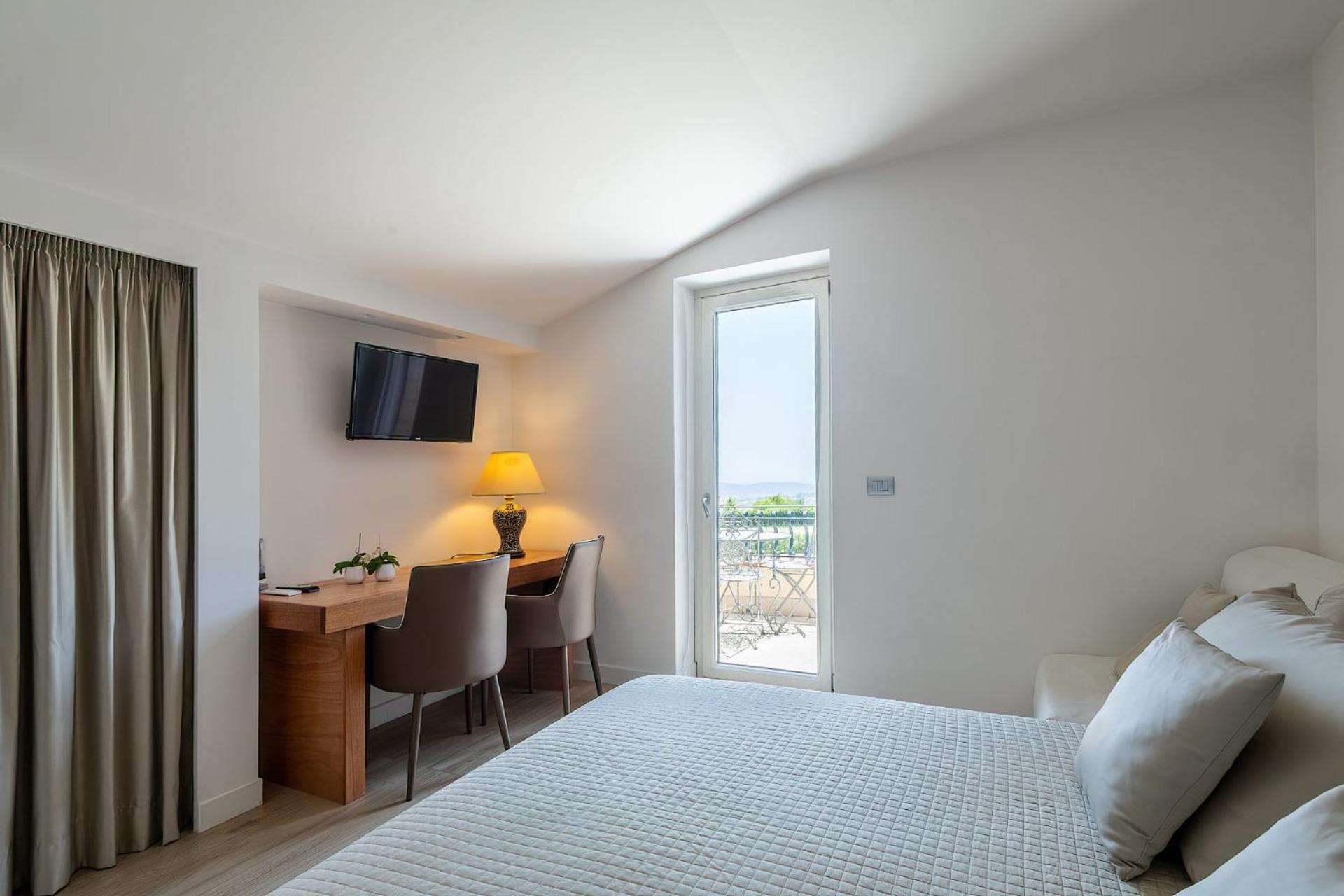 Deluxe Double Room - Photo 8