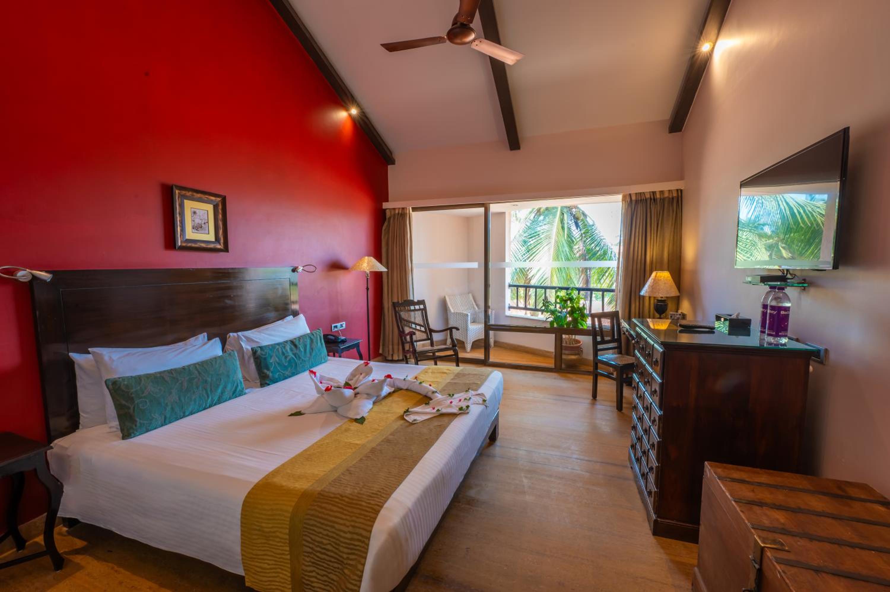 Deluxe Room king bed with balcony and bathtub  - Photo 1