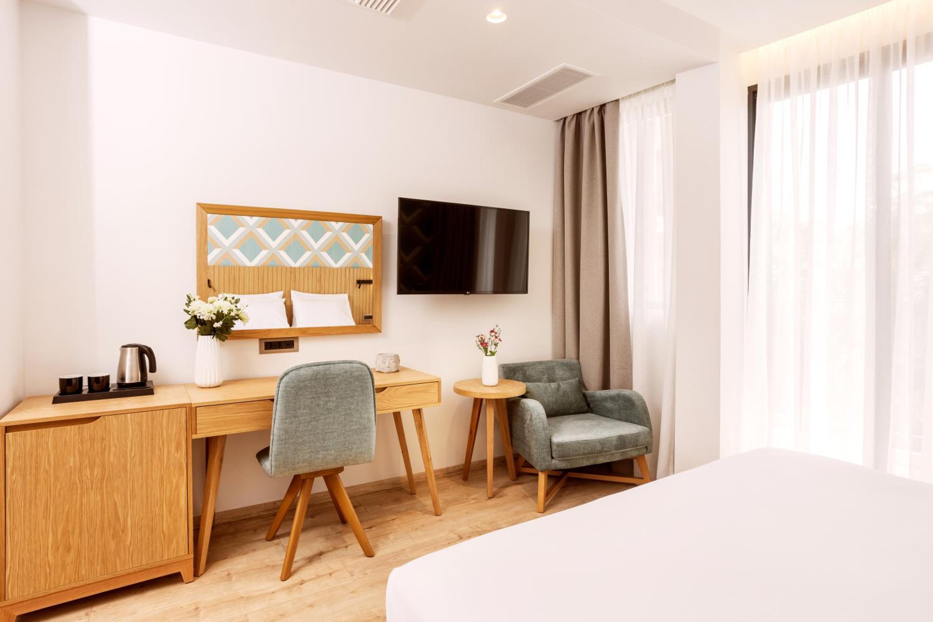 Superior Double or Twin Room with Balcony and City View photo 2