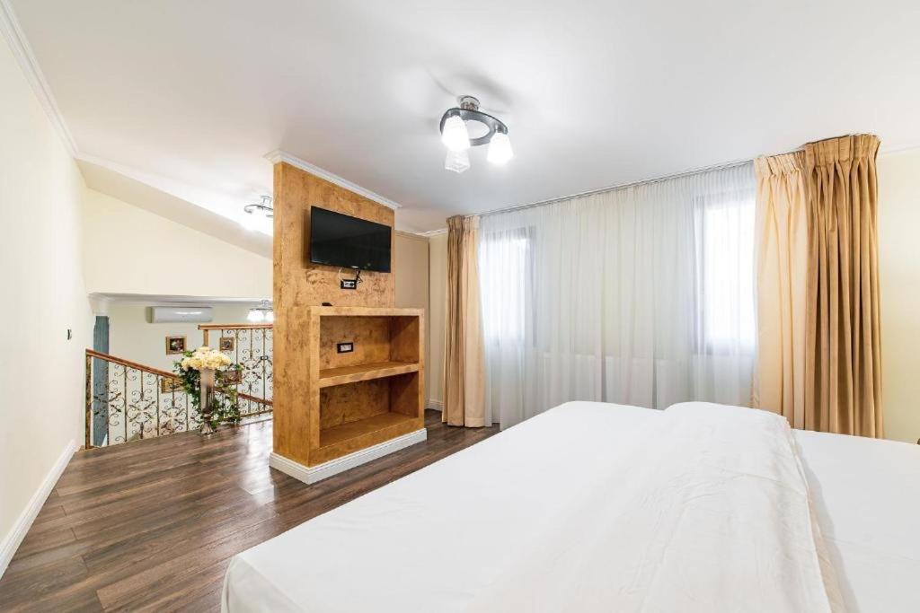 Deluxe Family Suite - Photo 9