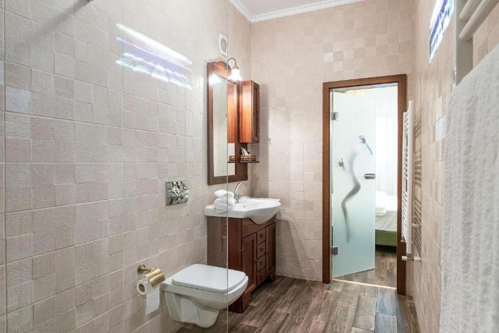 Deluxe Family Suite - Photo 7