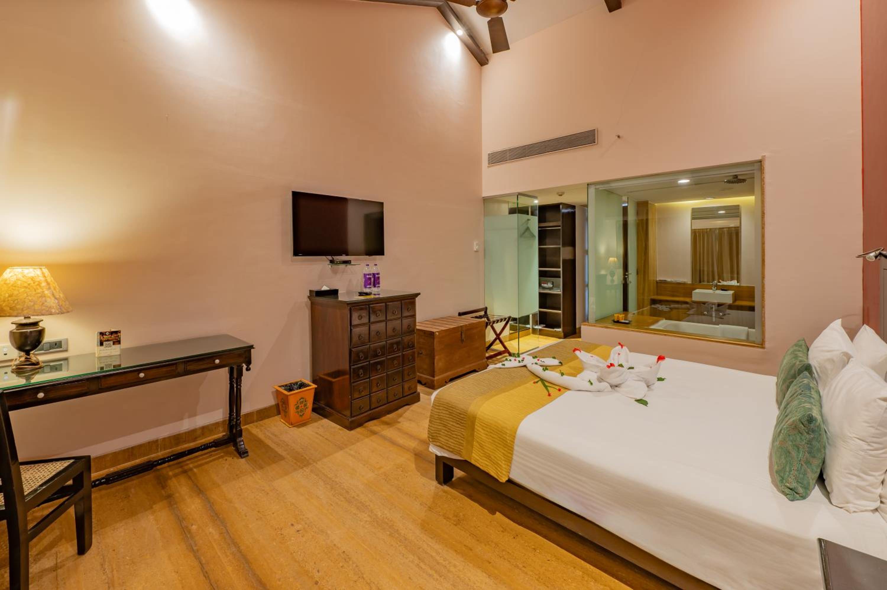 Deluxe Room king bed with balcony and bathtub  - Photo 7