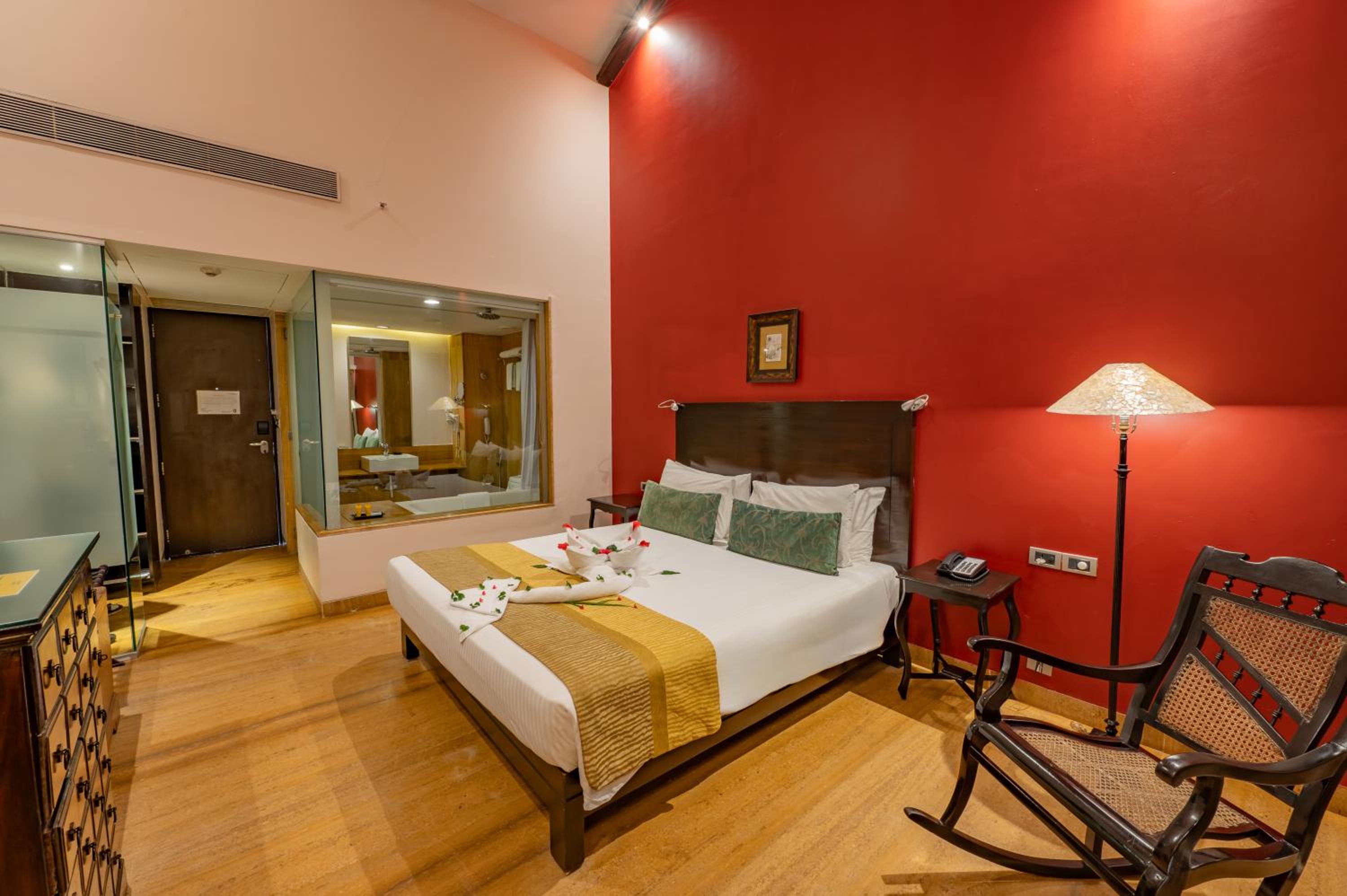 Deluxe Room king bed with balcony and bathtub  - Photo 6