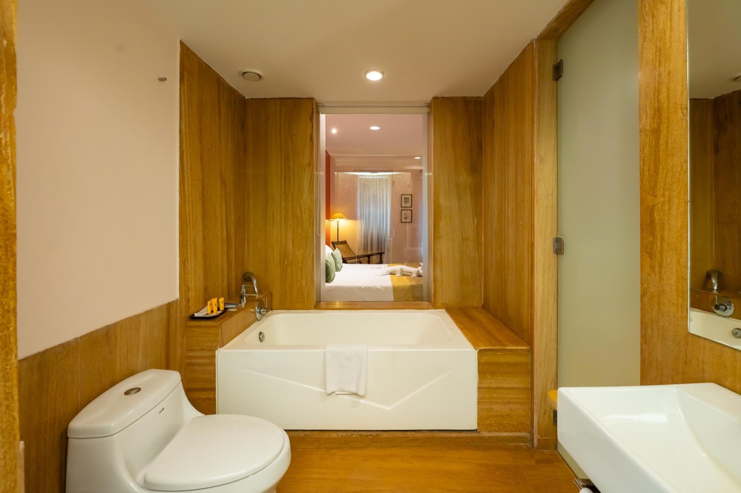 Courtyard Room King Bed with bathtub  - Photo 8