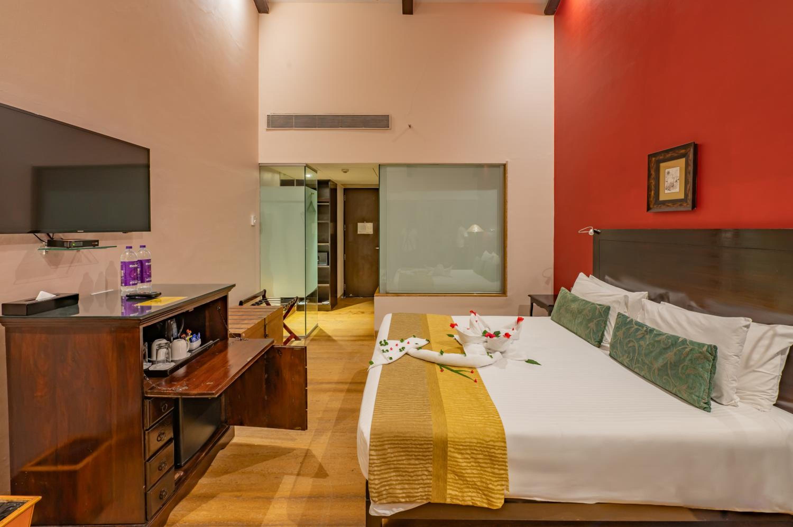 Deluxe Room king bed with balcony and bathtub  - Photo 4