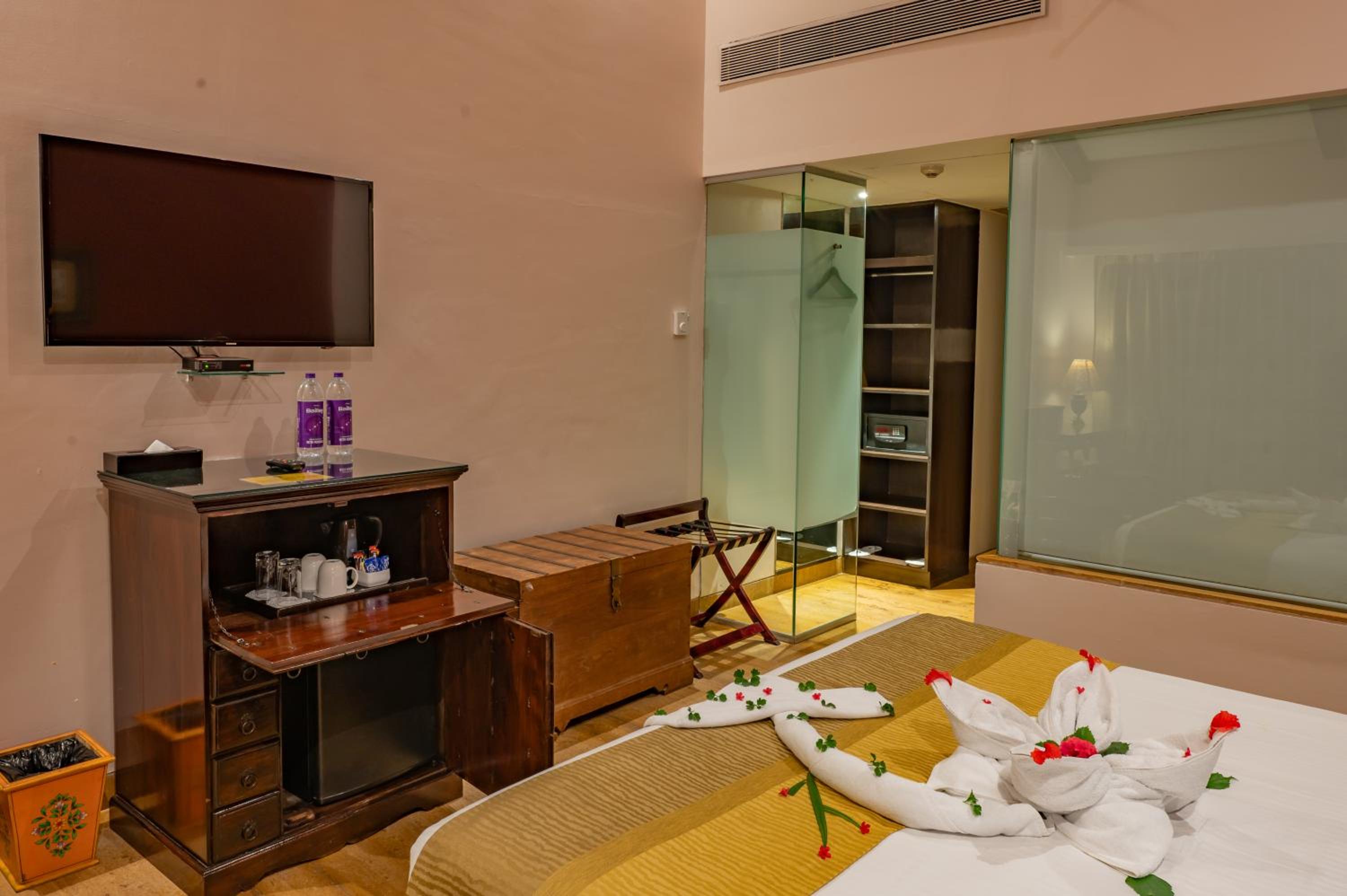 Deluxe Room king bed with balcony and bathtub  - Photo 5