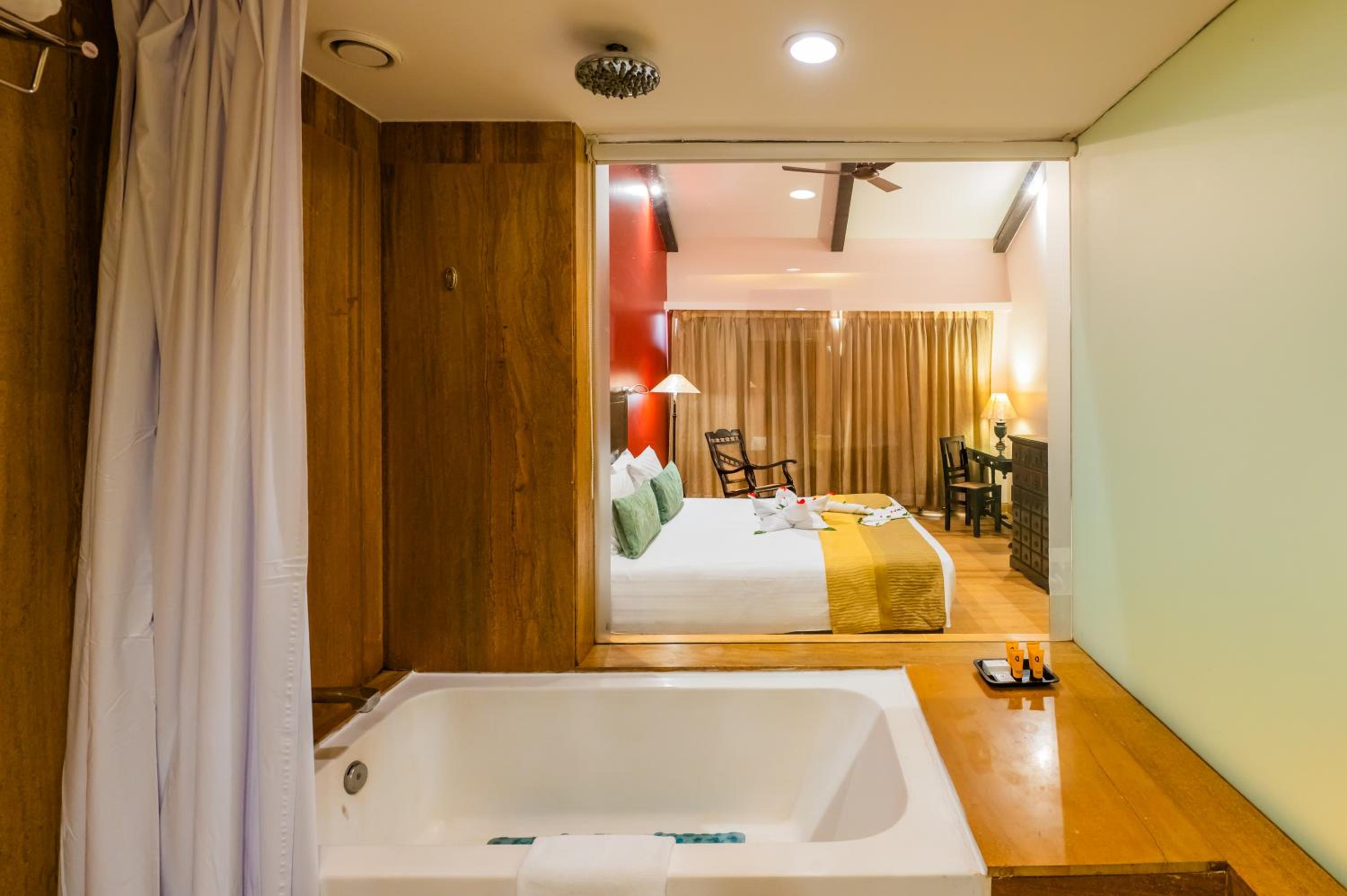 Deluxe Room king bed with balcony and bathtub  - Photo 9