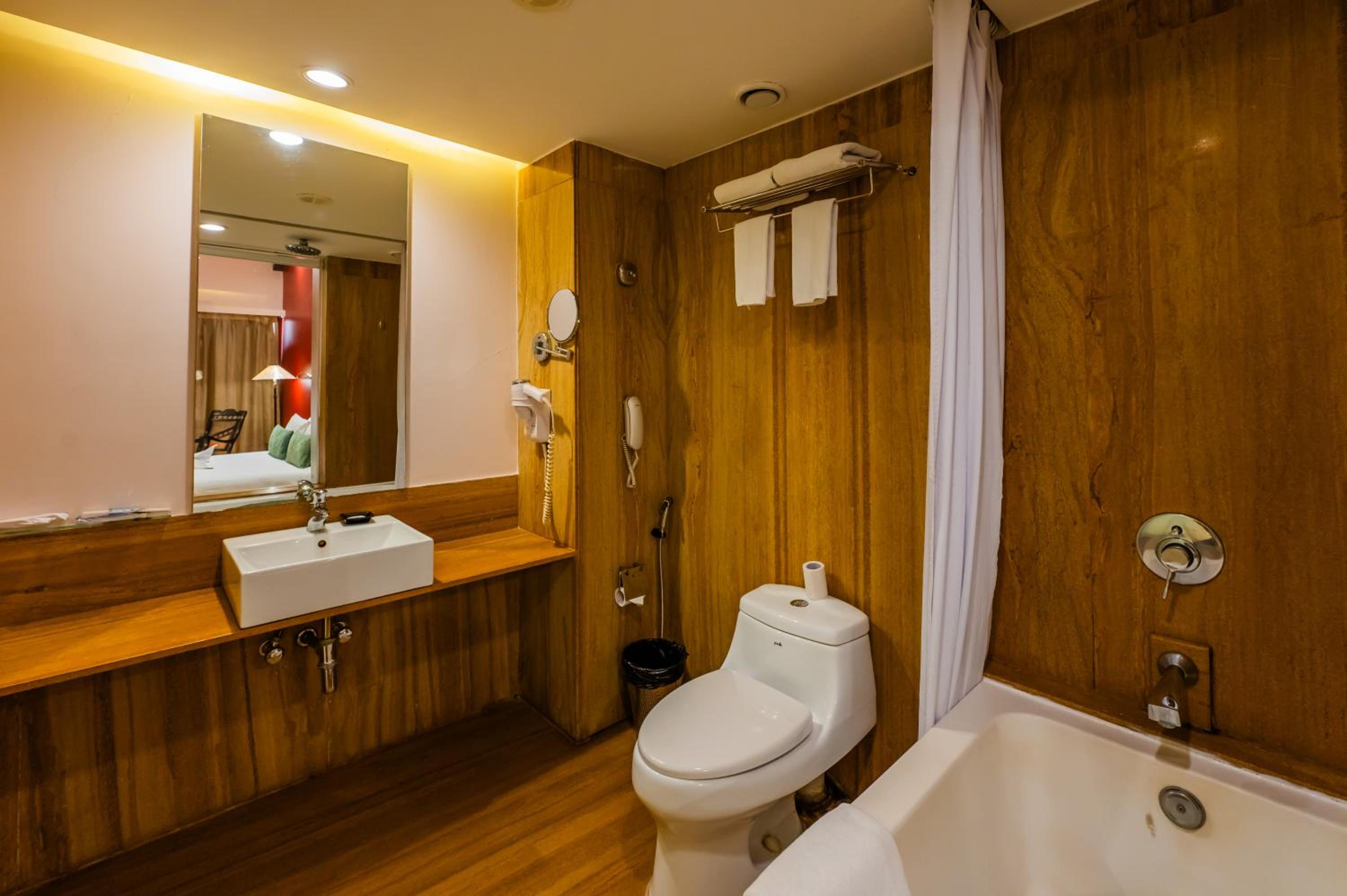 Deluxe Room king bed with balcony and bathtub  - Photo 10