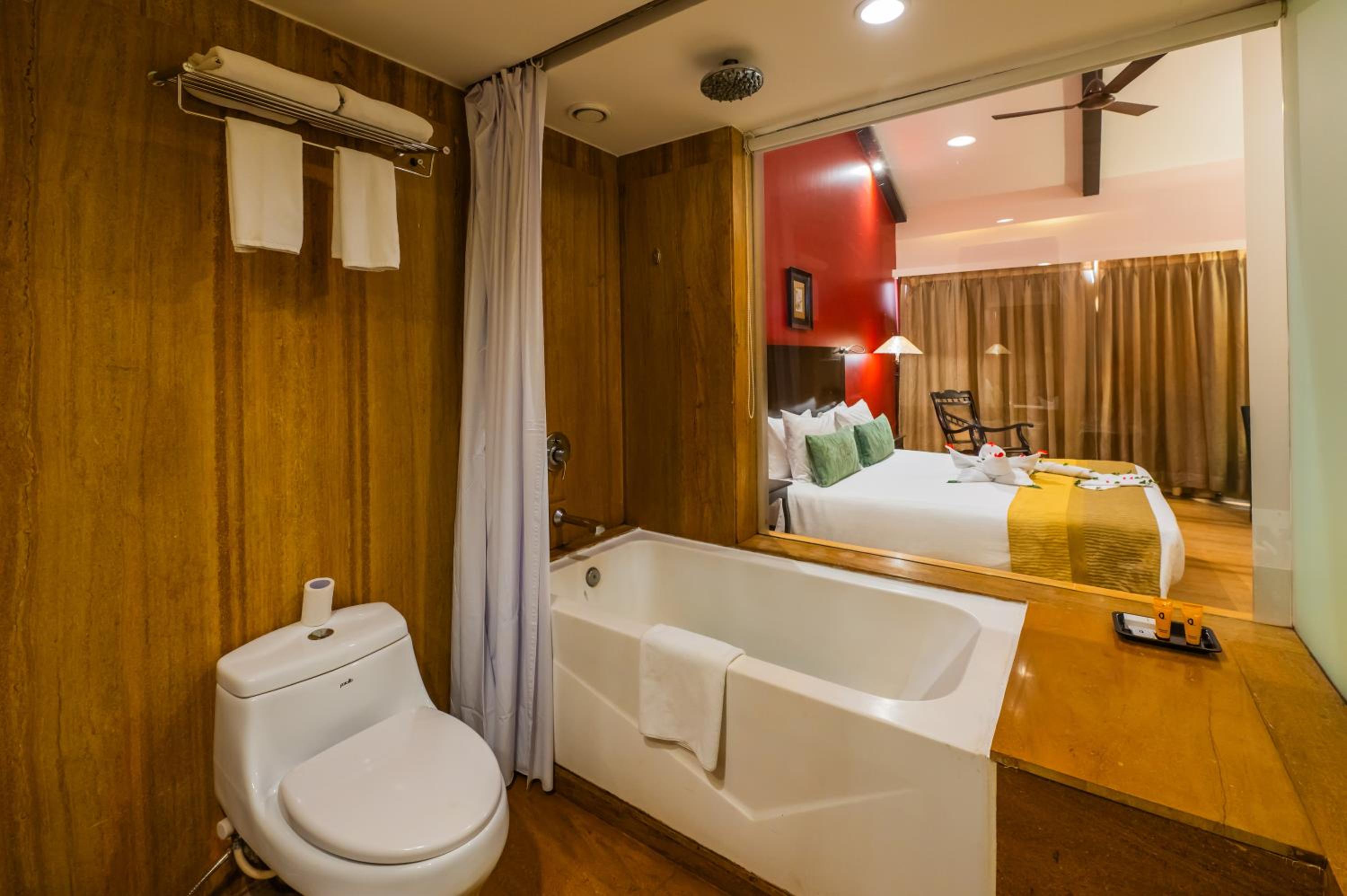 Deluxe Room king bed with balcony and bathtub  - Photo 2