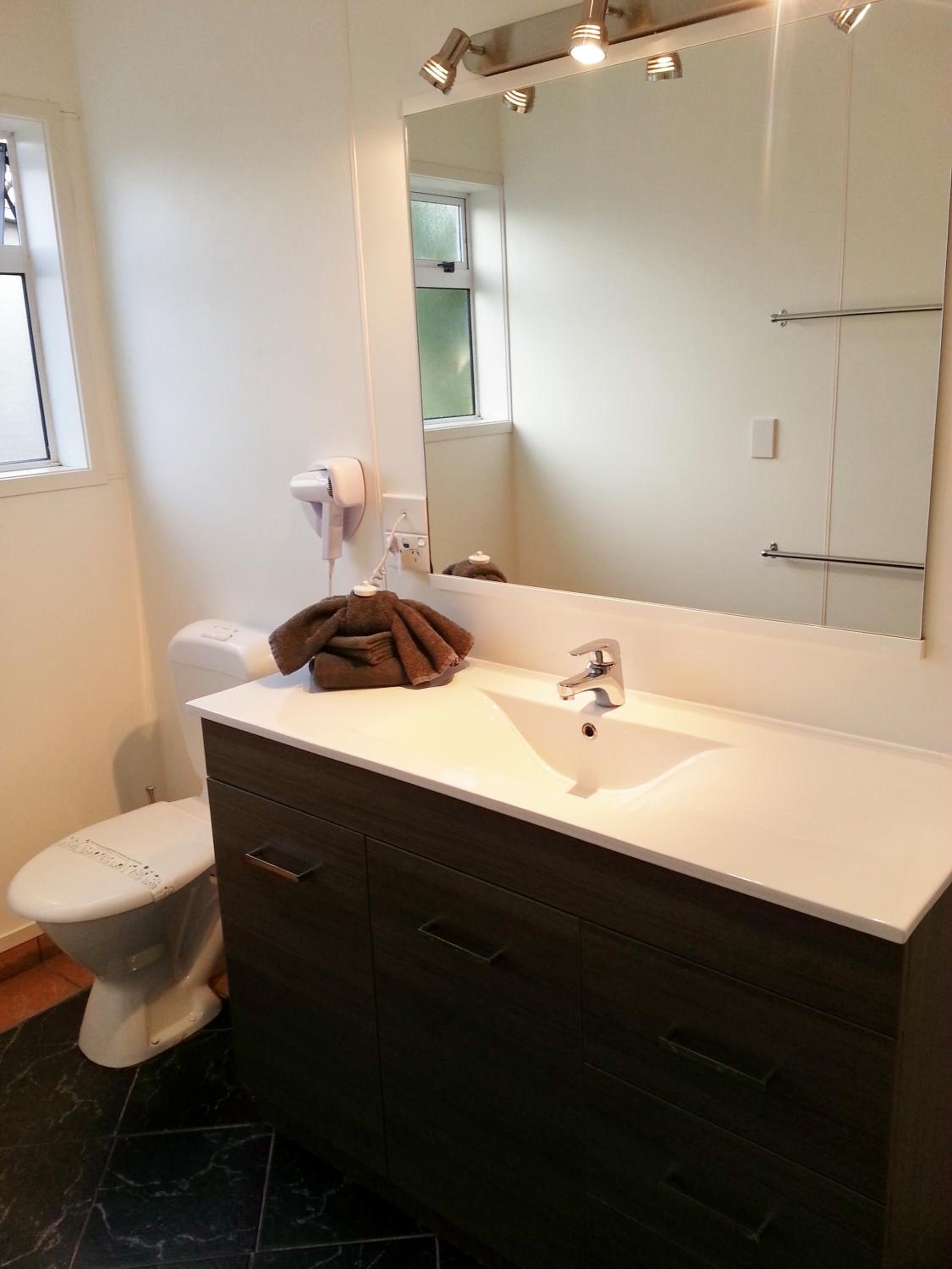 One-Bedroom Apartment - Photo 2