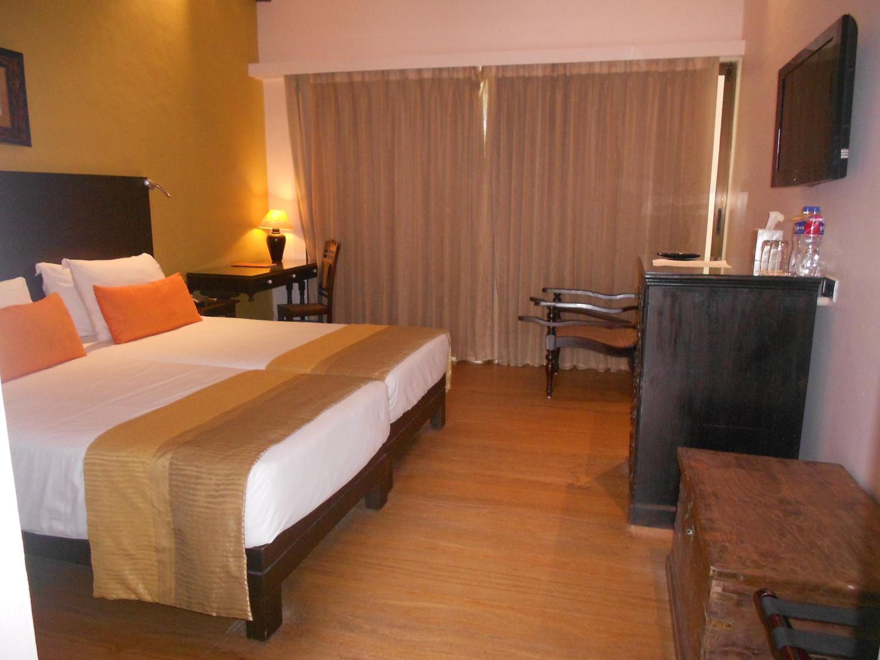 Courtyard Room twin Bed with bathtub - Photo 1