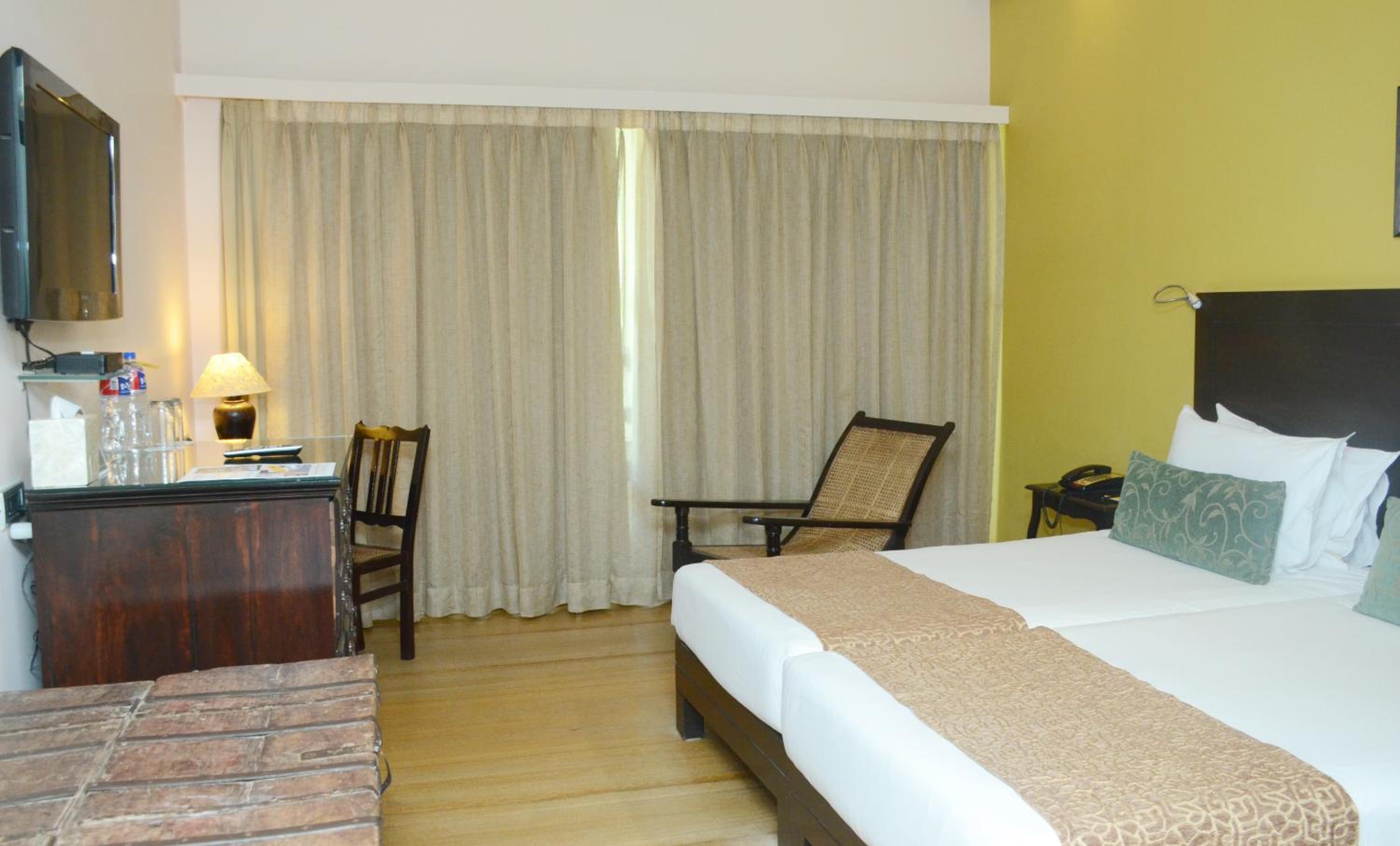 Deluxe Room twin bed with balcony and bathtub - Photo 1