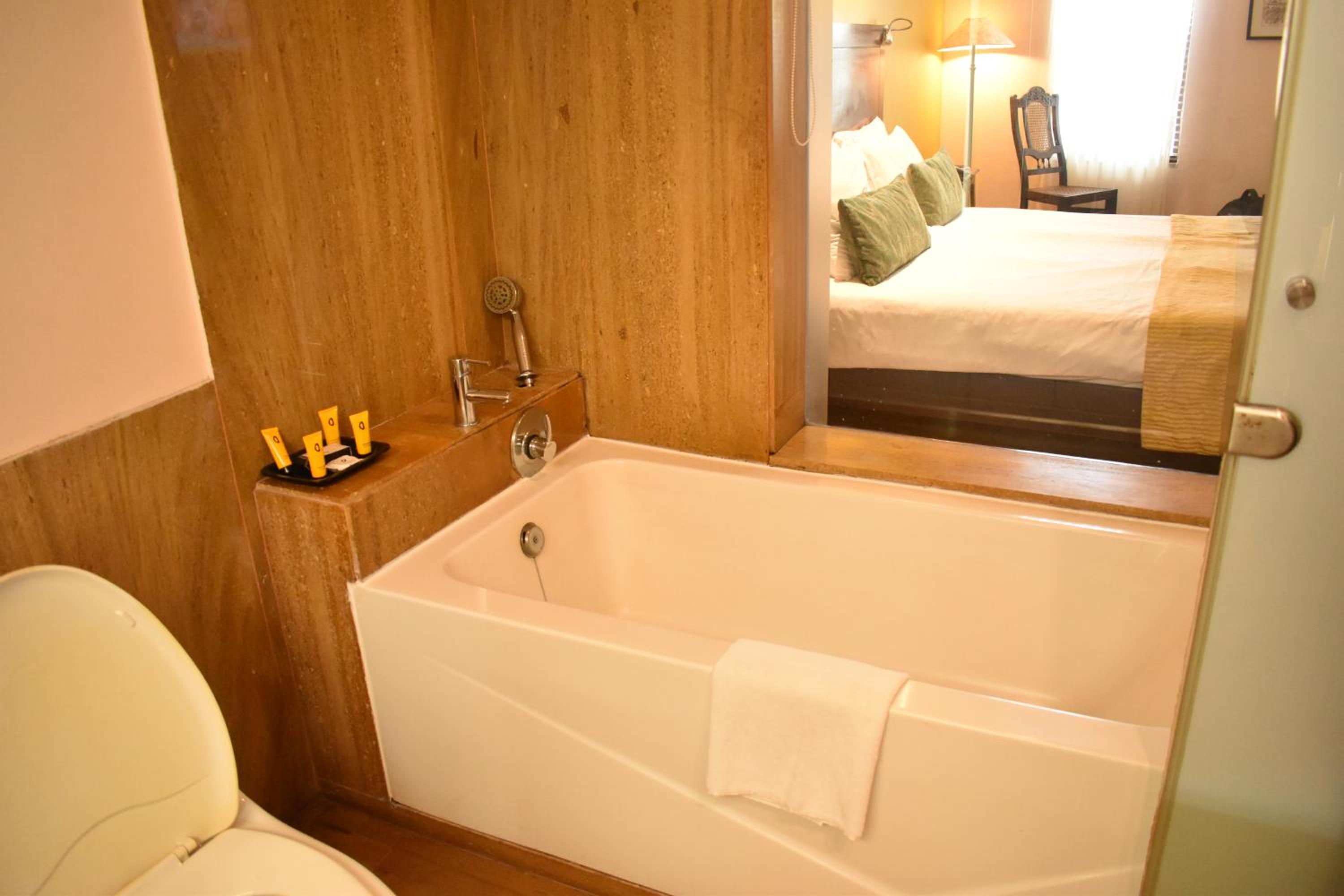 Courtyard Room twin Bed with bathtub - Photo 4