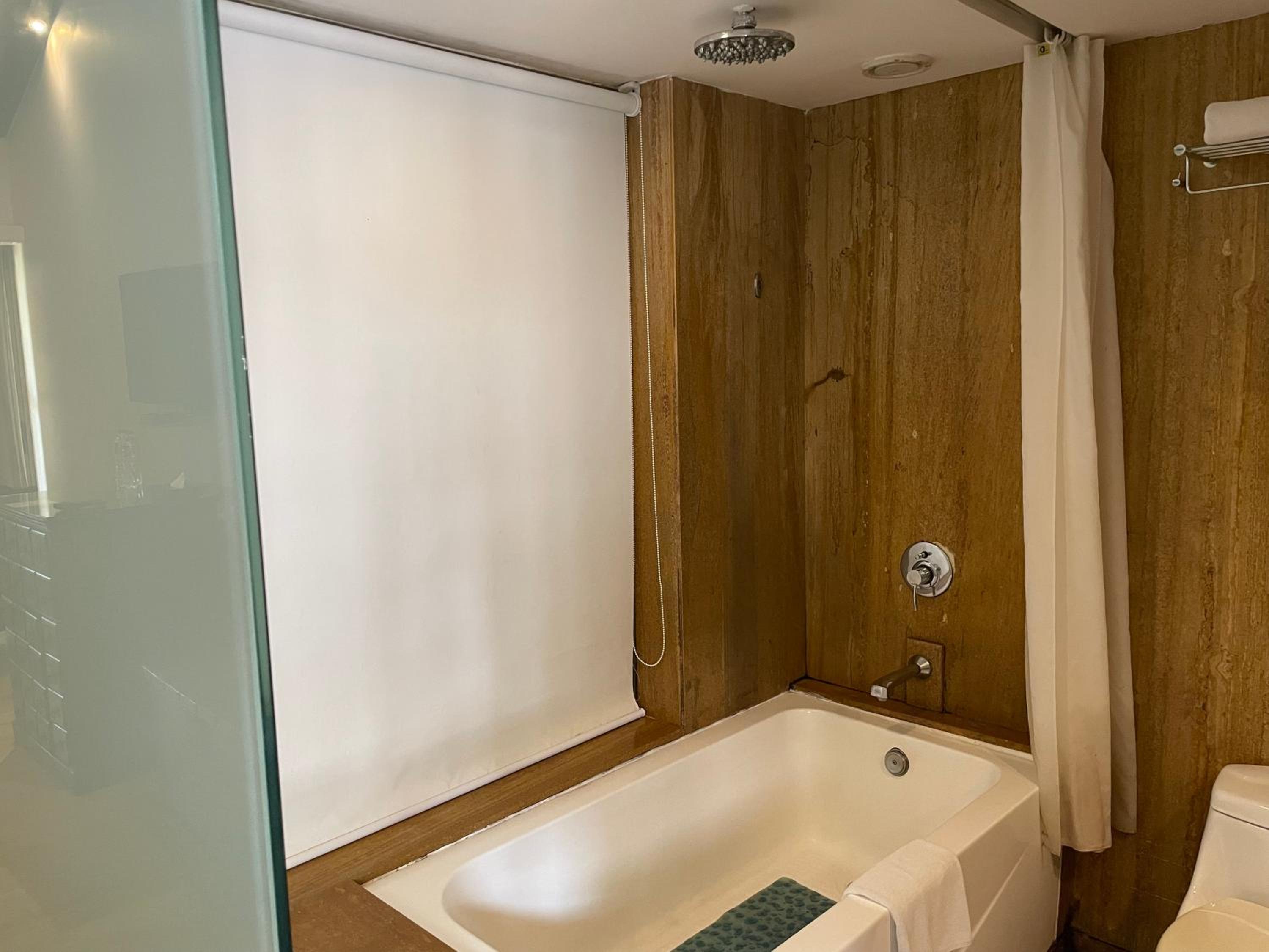 Deluxe Room twin bed with balcony and bathtub - Photo 3
