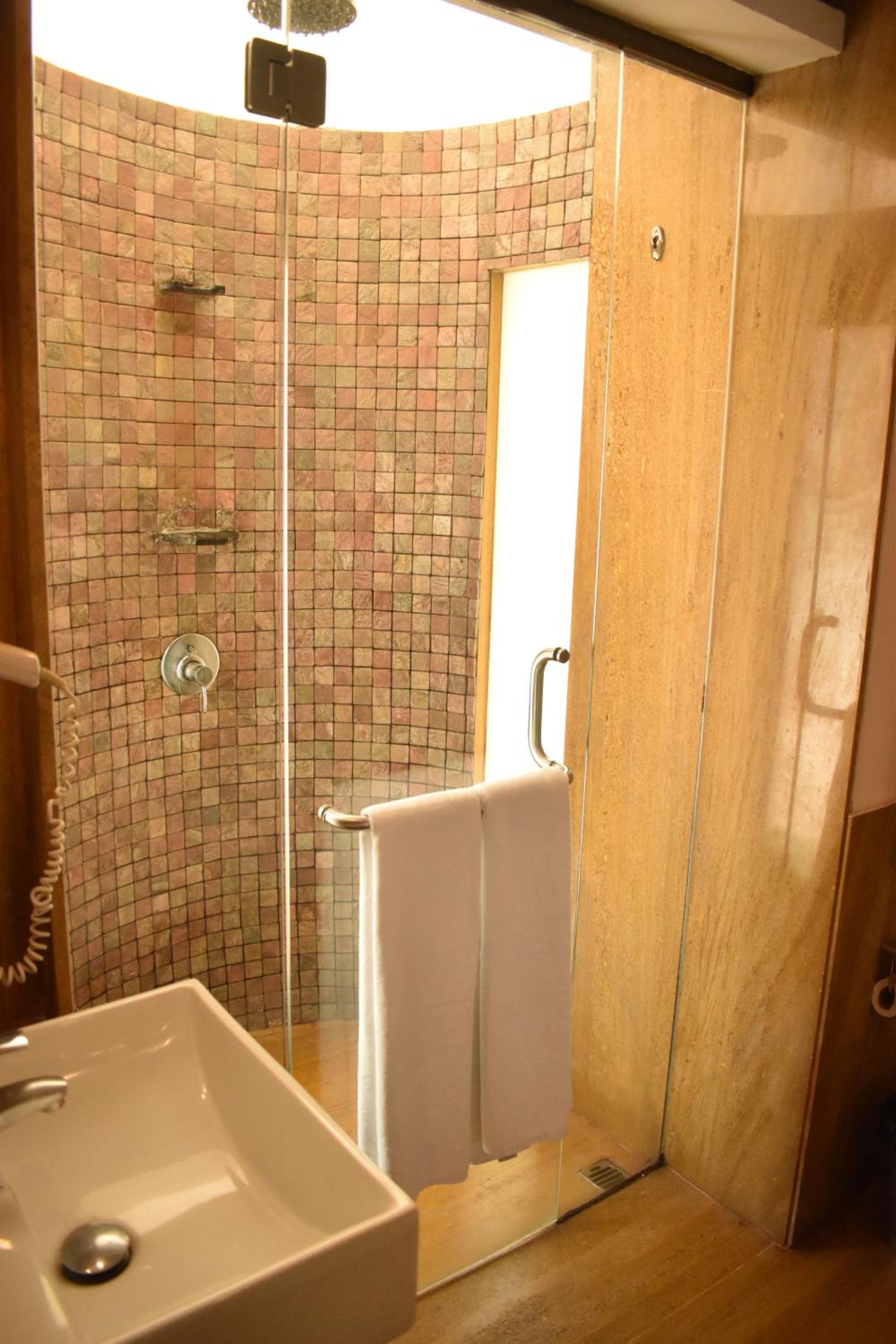 Courtyard Room twin Bed with bathtub - Photo 2