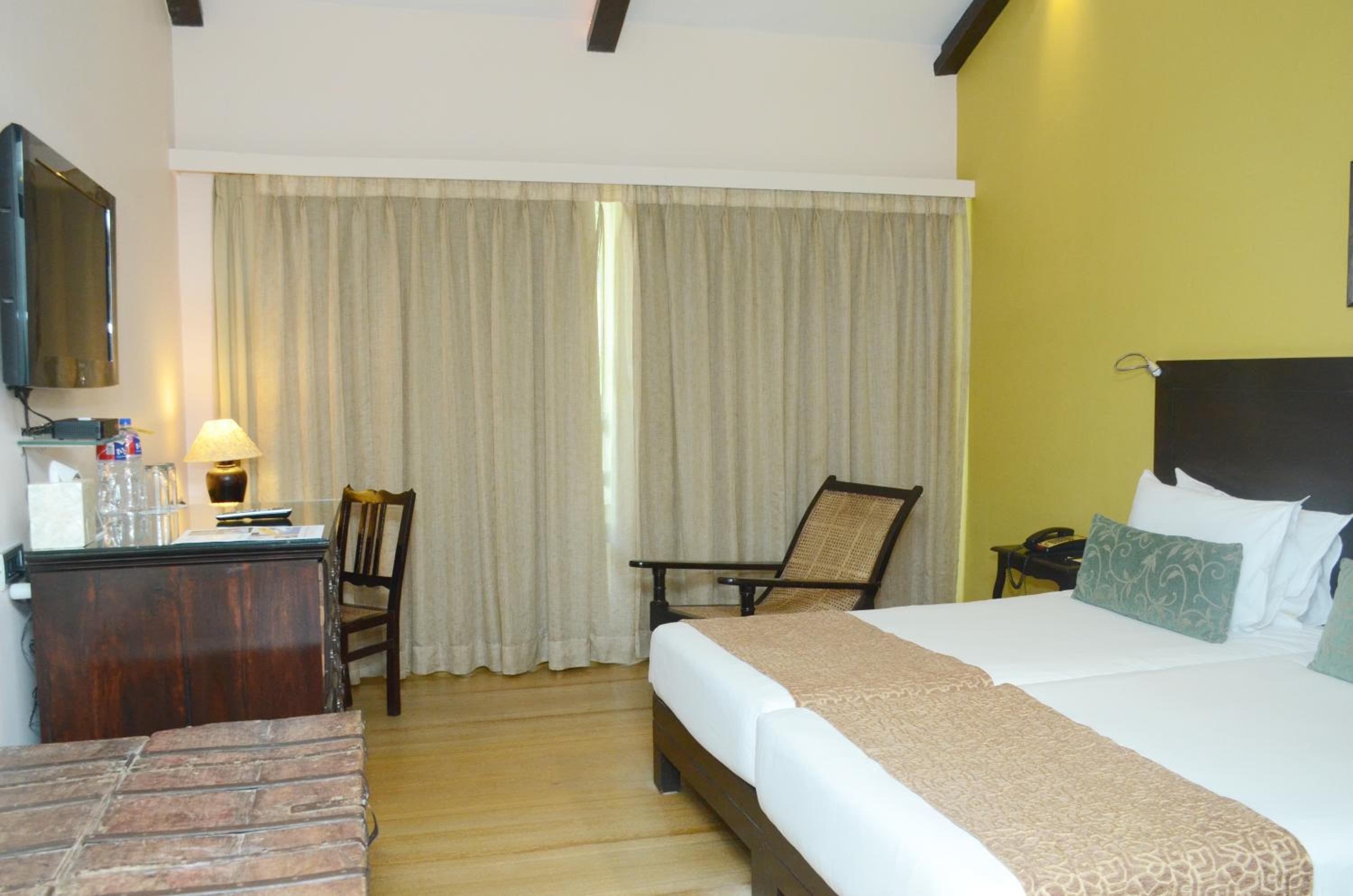 Courtyard Room twin Bed with bathtub - Photo 6