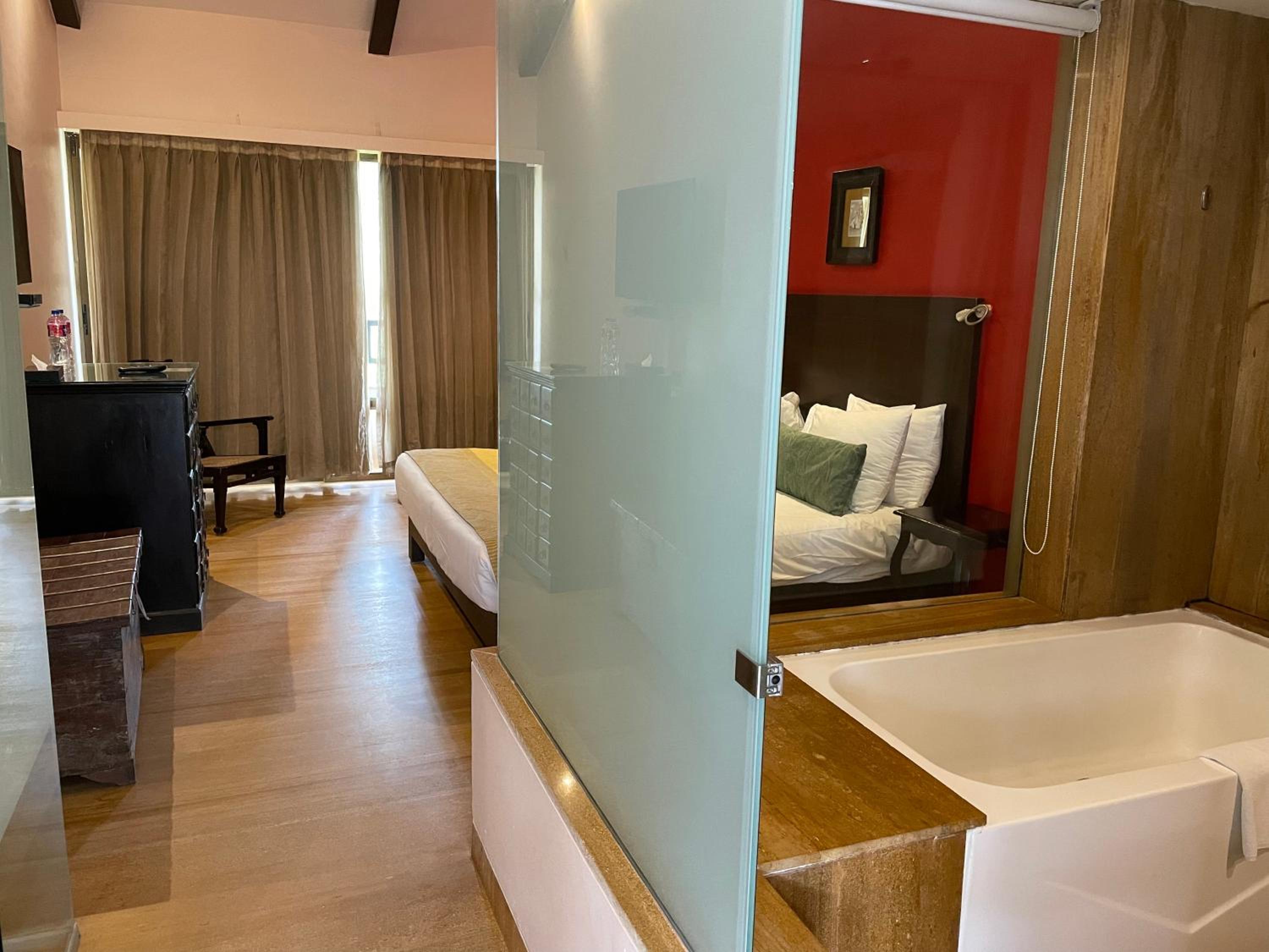 Deluxe Room twin bed with balcony and bathtub - Photo 4