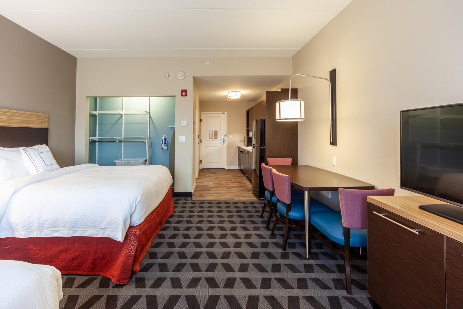 Studio with Two Queen Beds and Adapted Tub - Mobility and Hearing Accessible