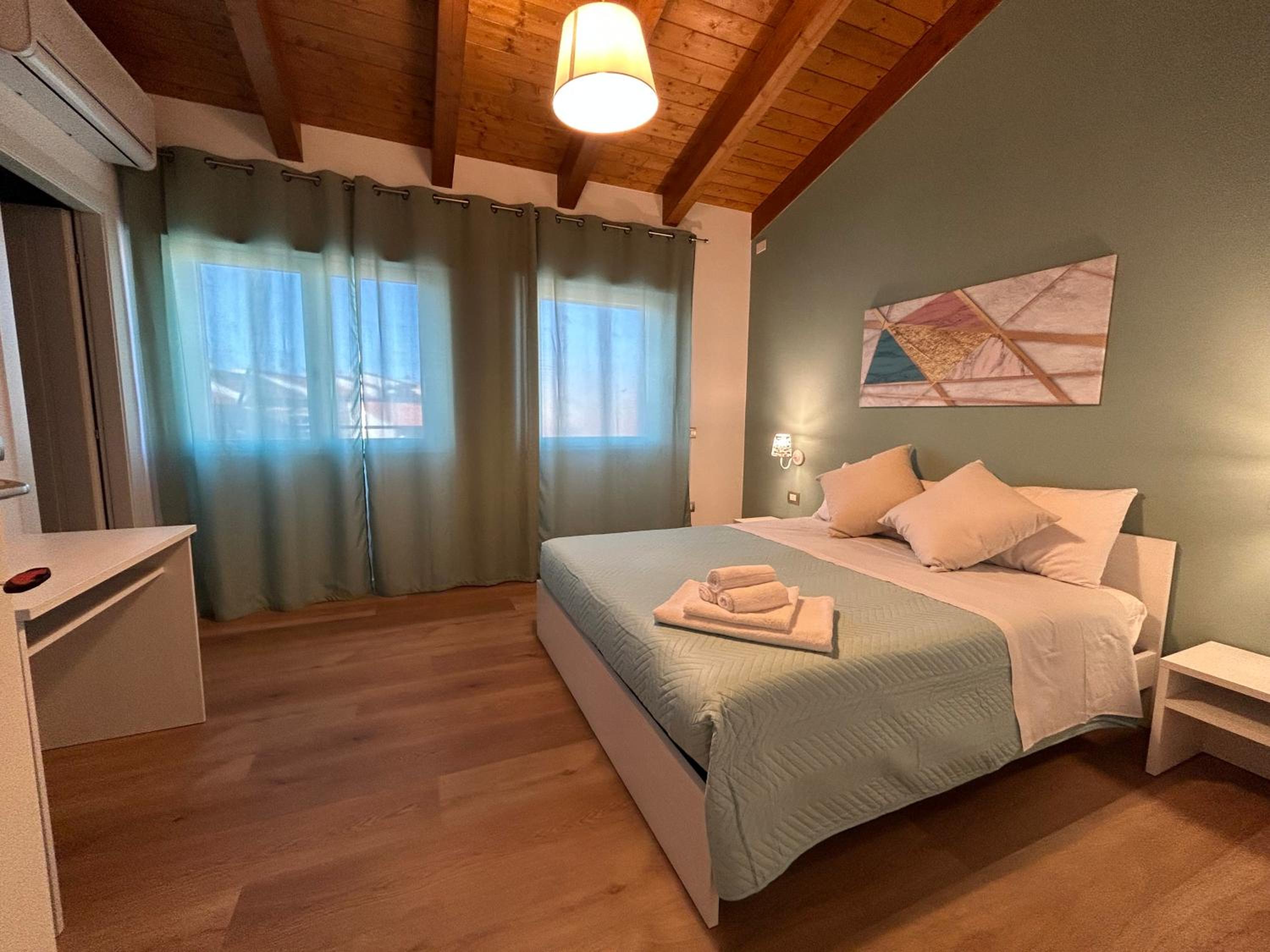 Large Double or Twin Room photo 1