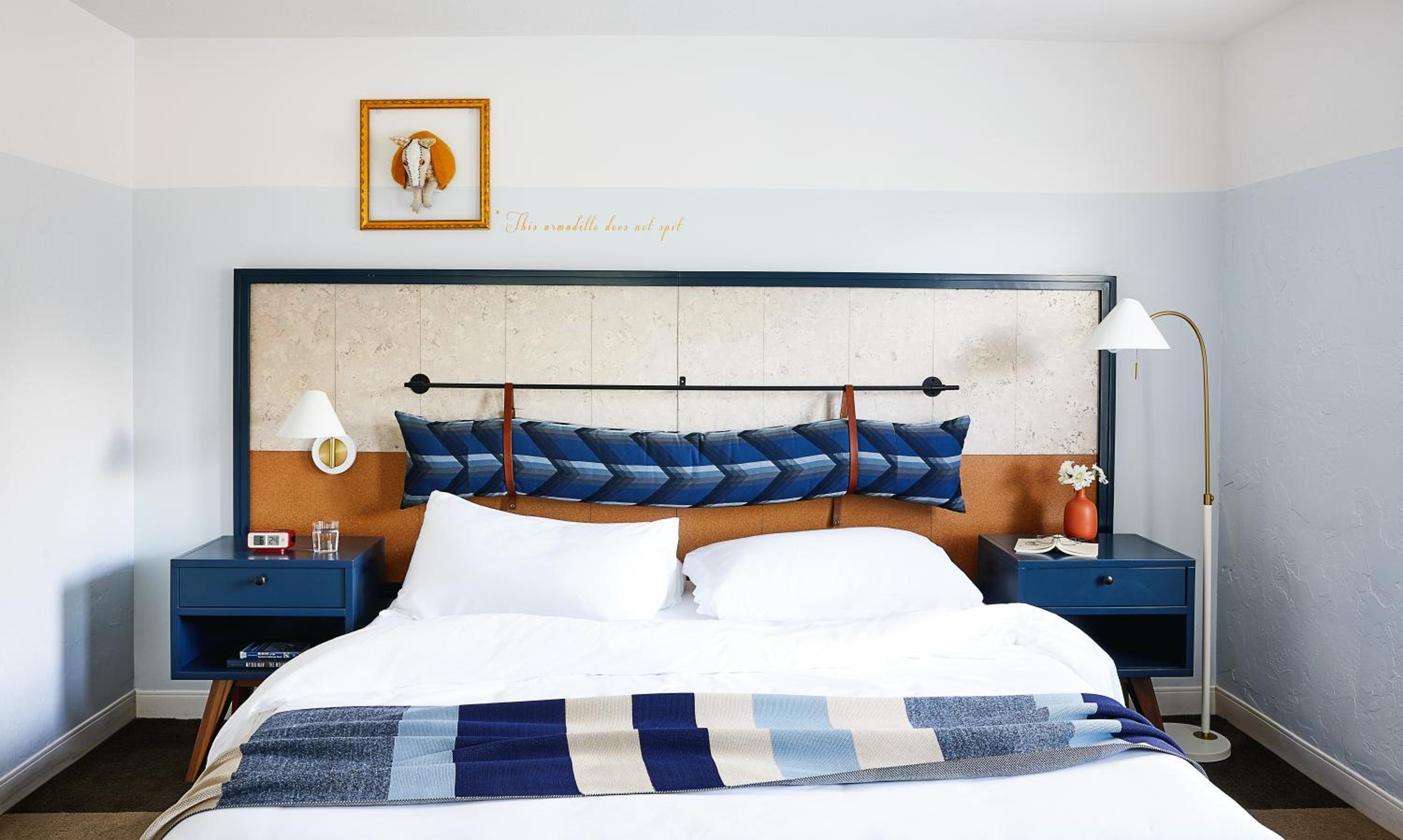 1 KING BED RETRO CLASSIC