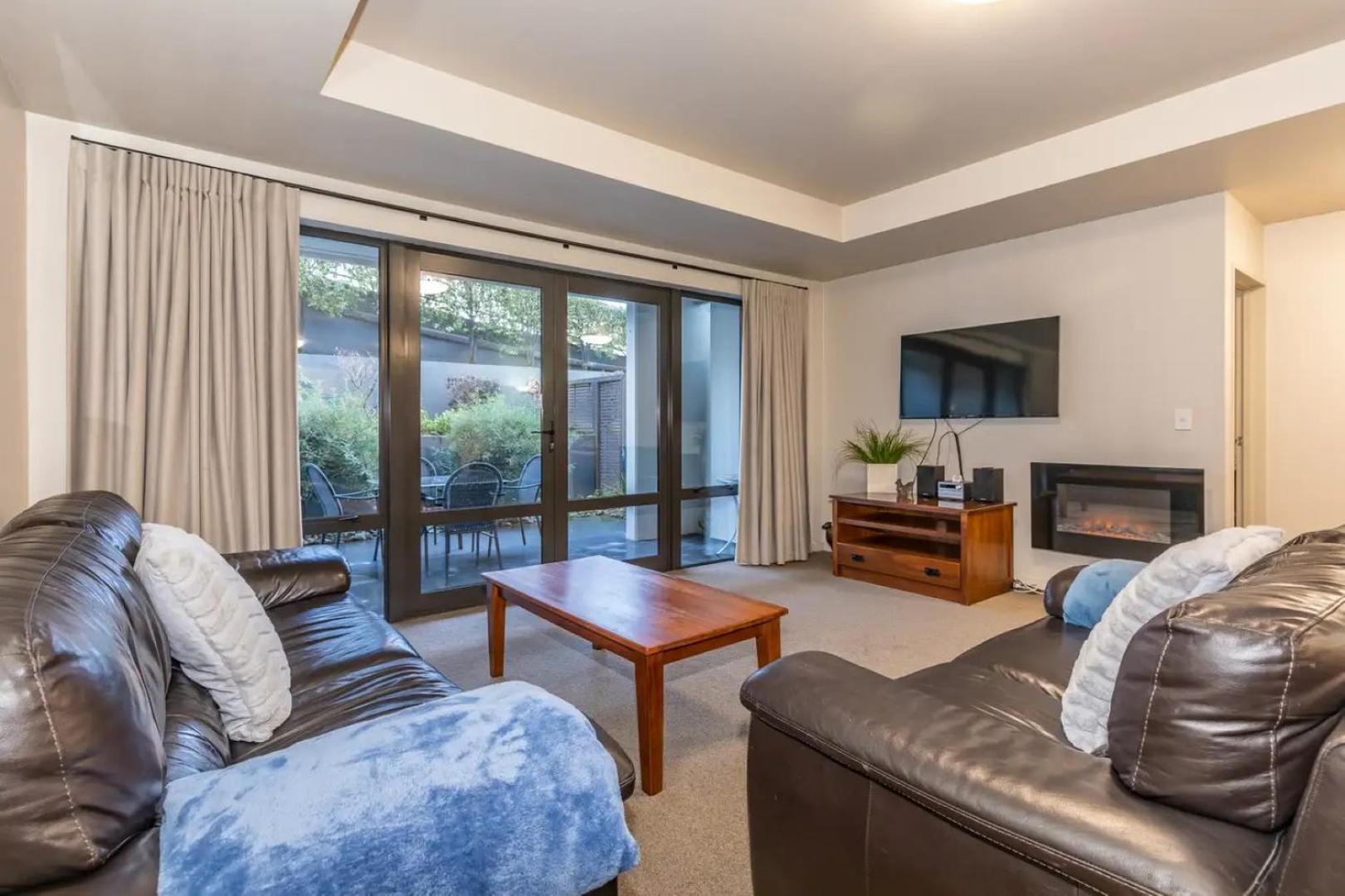 Two-Bedroom Apartment - Roadside photo 1