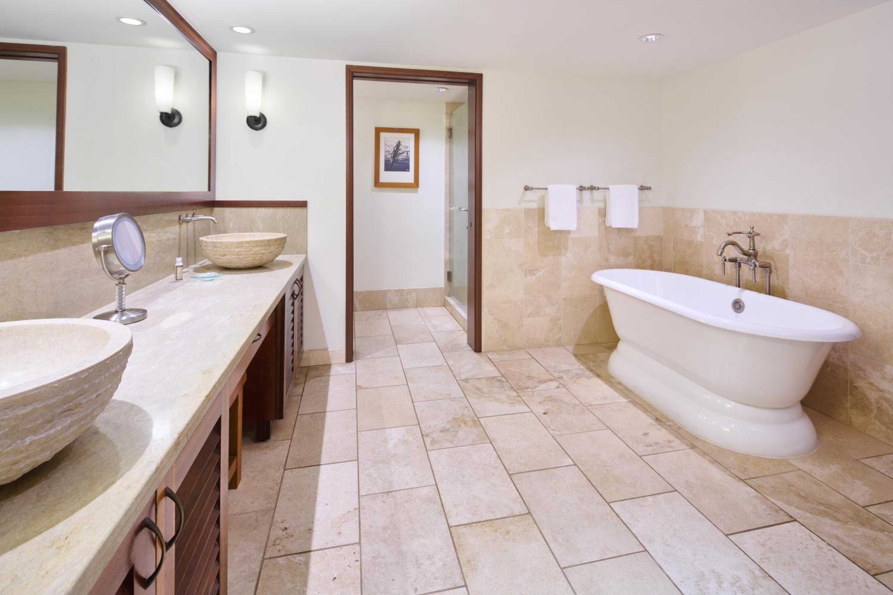 Premier Ocean Front One-Bedroom Suite ADA thumbnail 6