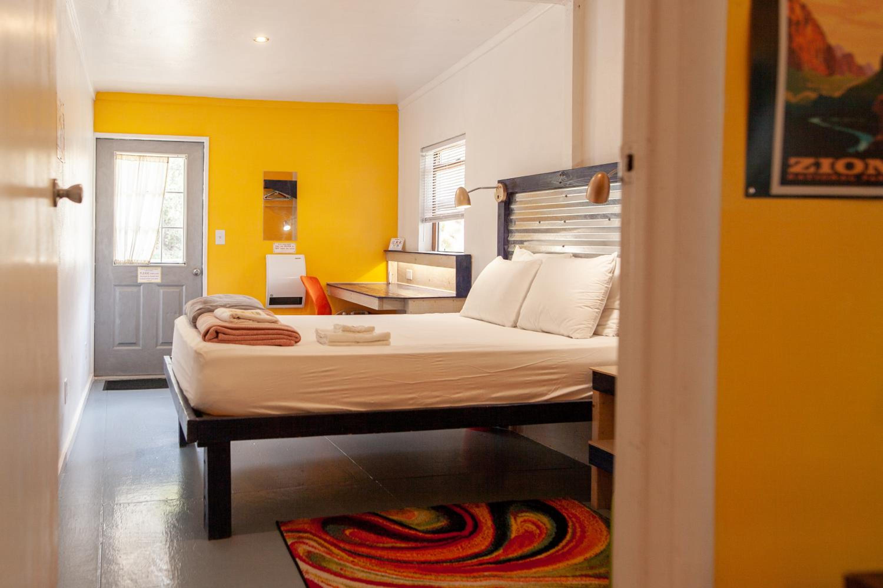Double Room with Shared Bathroom photo 1