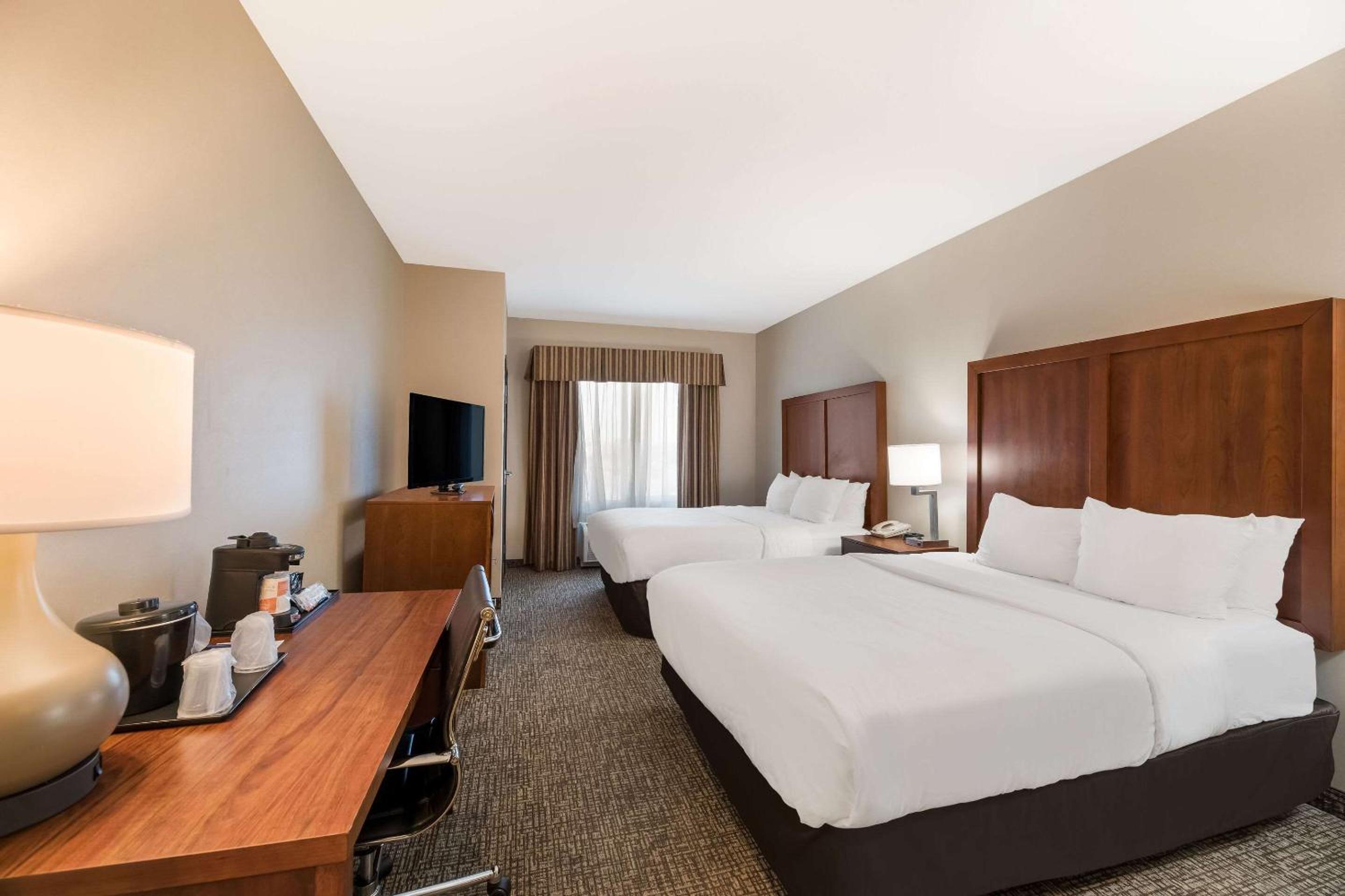 Queen Room with Two Queen Beds - Non-Smoking - Photo 1