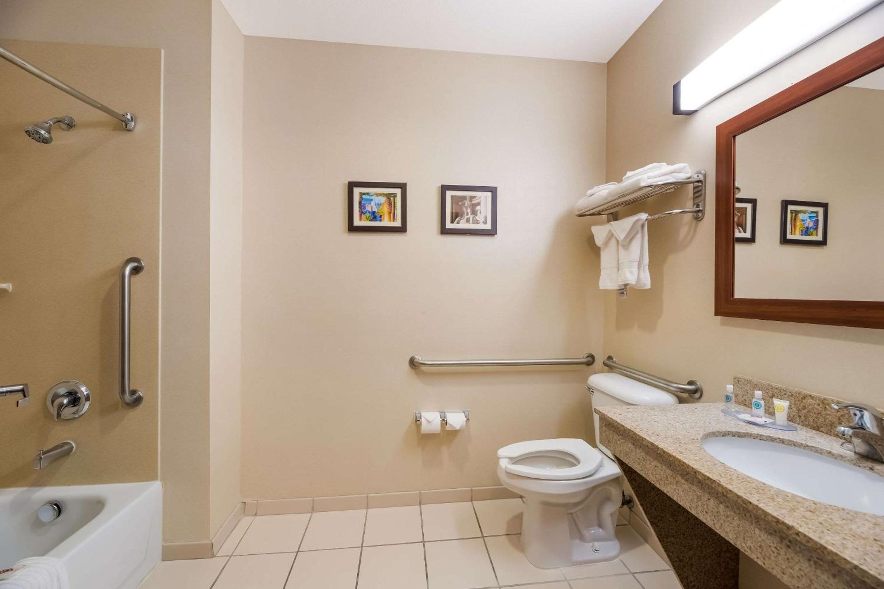 Queen Room with Two Queen Beds - Accessible/Non-Smoking  - Photo 2