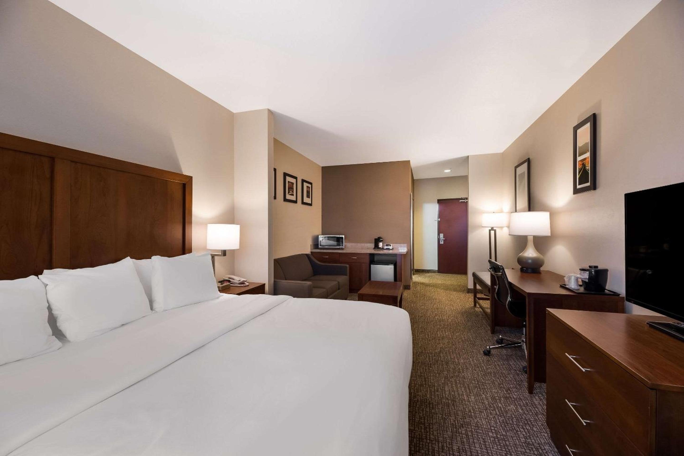 King Suite - Non-Smoking - Photo 3