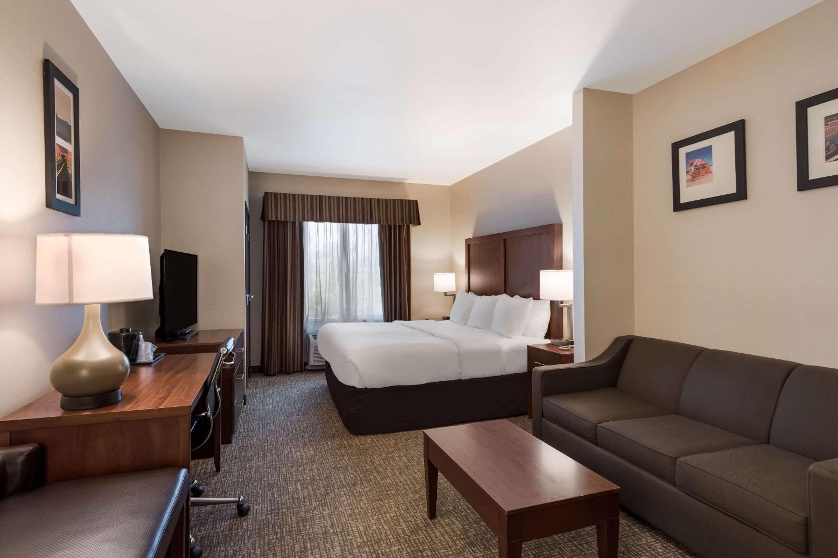 King Suite - Non-Smoking - Photo 4